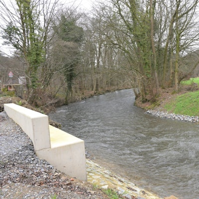 Ein Fluss, rechts und links am Ufer Brückenstützen, die Brücke fehlt noch.