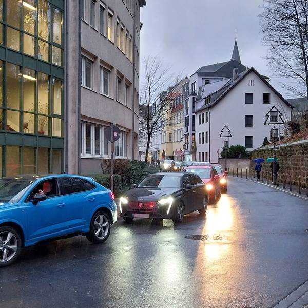 Autos stehen in einem Stau.