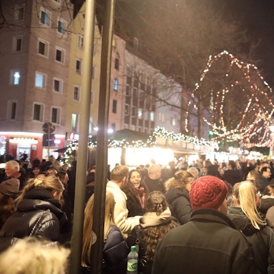 Zivilfahnder Georg Schmidt hält auf dem Heumarkt Ausschau nach Taschendieben.