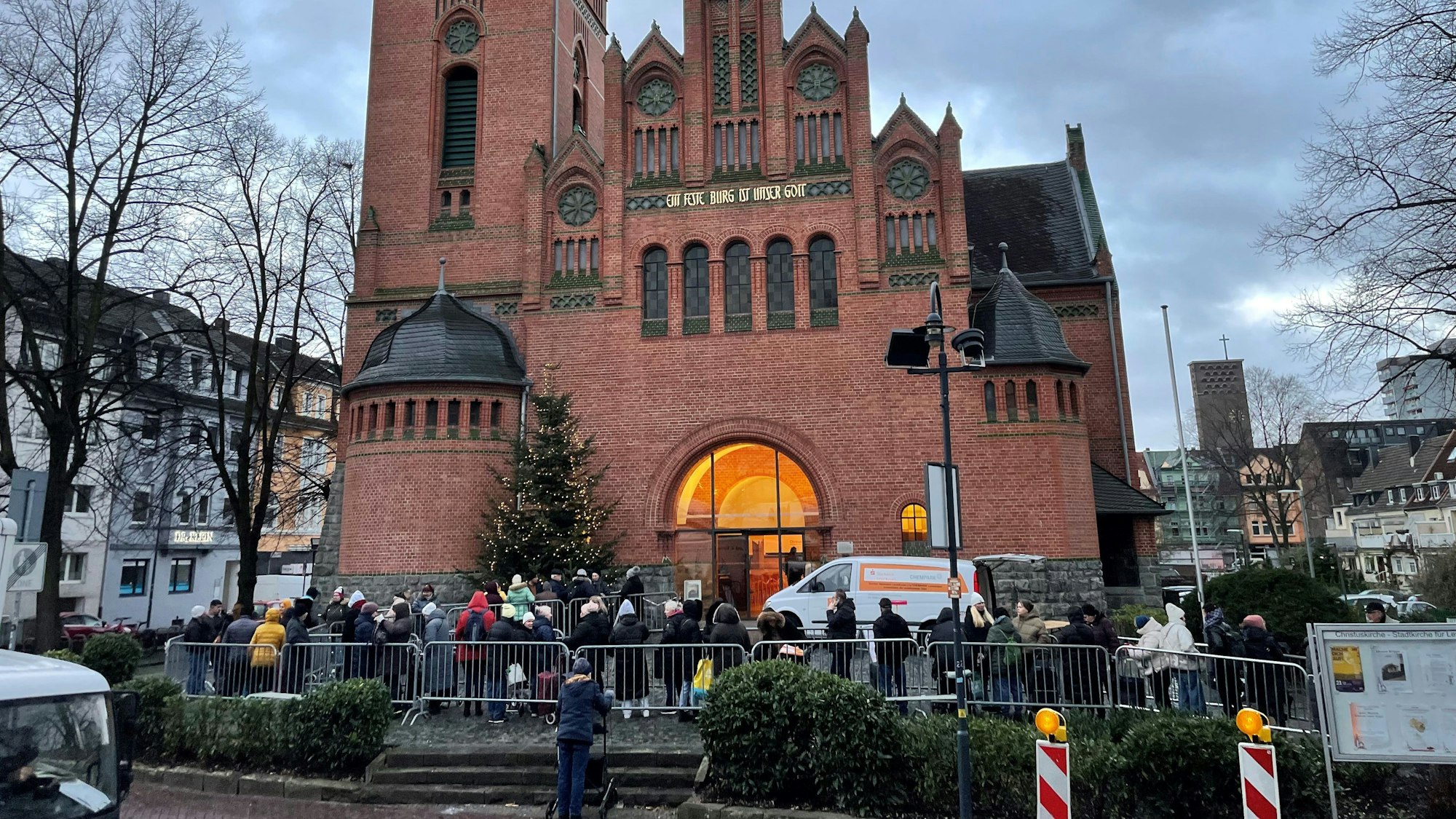 Die Schlange reichte weit in die Fußgängerzone hinein.