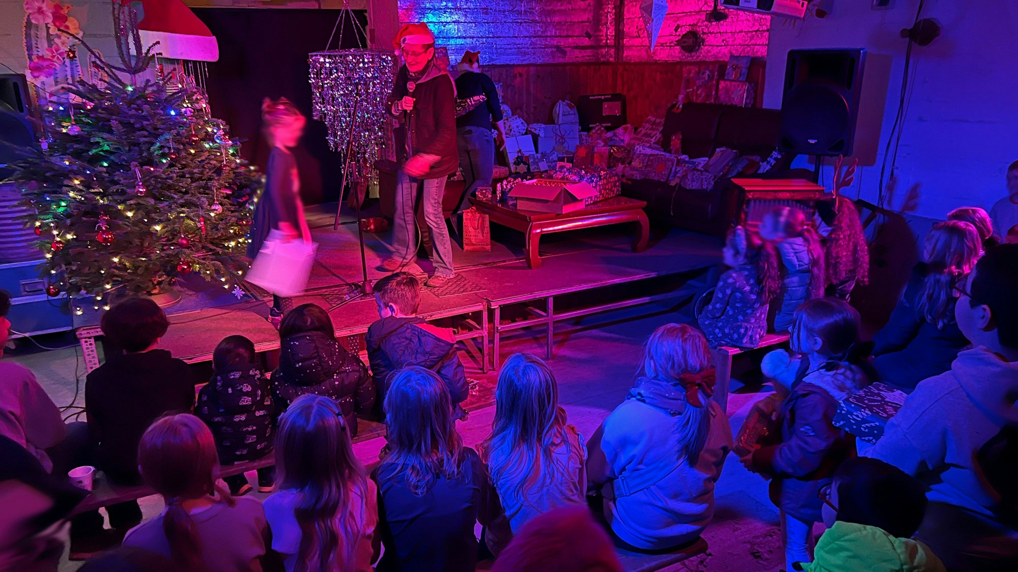 Netzwerk Kinderarmut verteilt Weihnachtsgeschenke im Jugendzentrum Bunker in der Kolonie III. Foto: Ralf Krieger