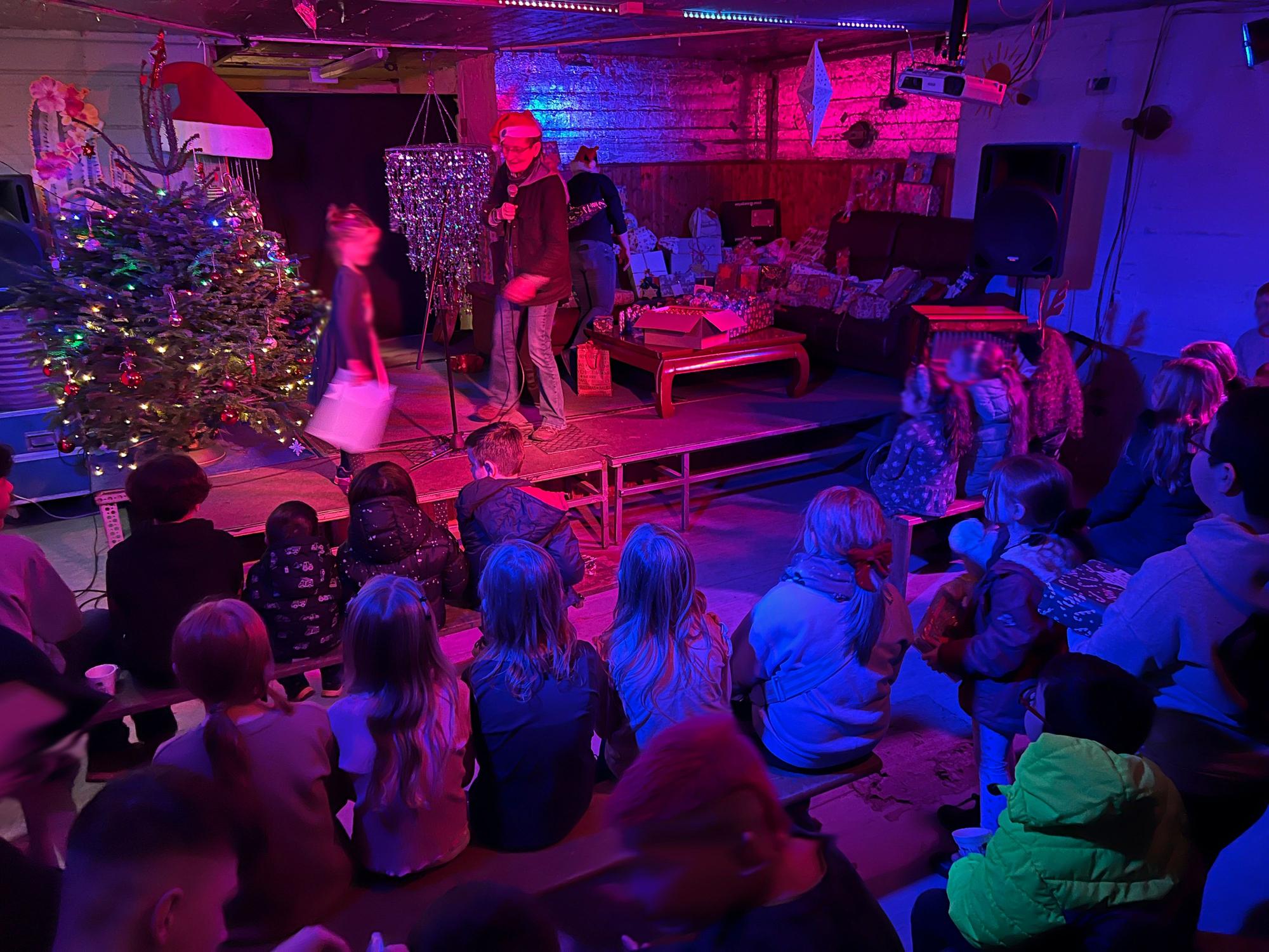 Netzwerk Kinderarmut verteilt Weihnachtsgeschenke im Jugendzentrum Bunker in der Kolonie III. Foto: Ralf Krieger