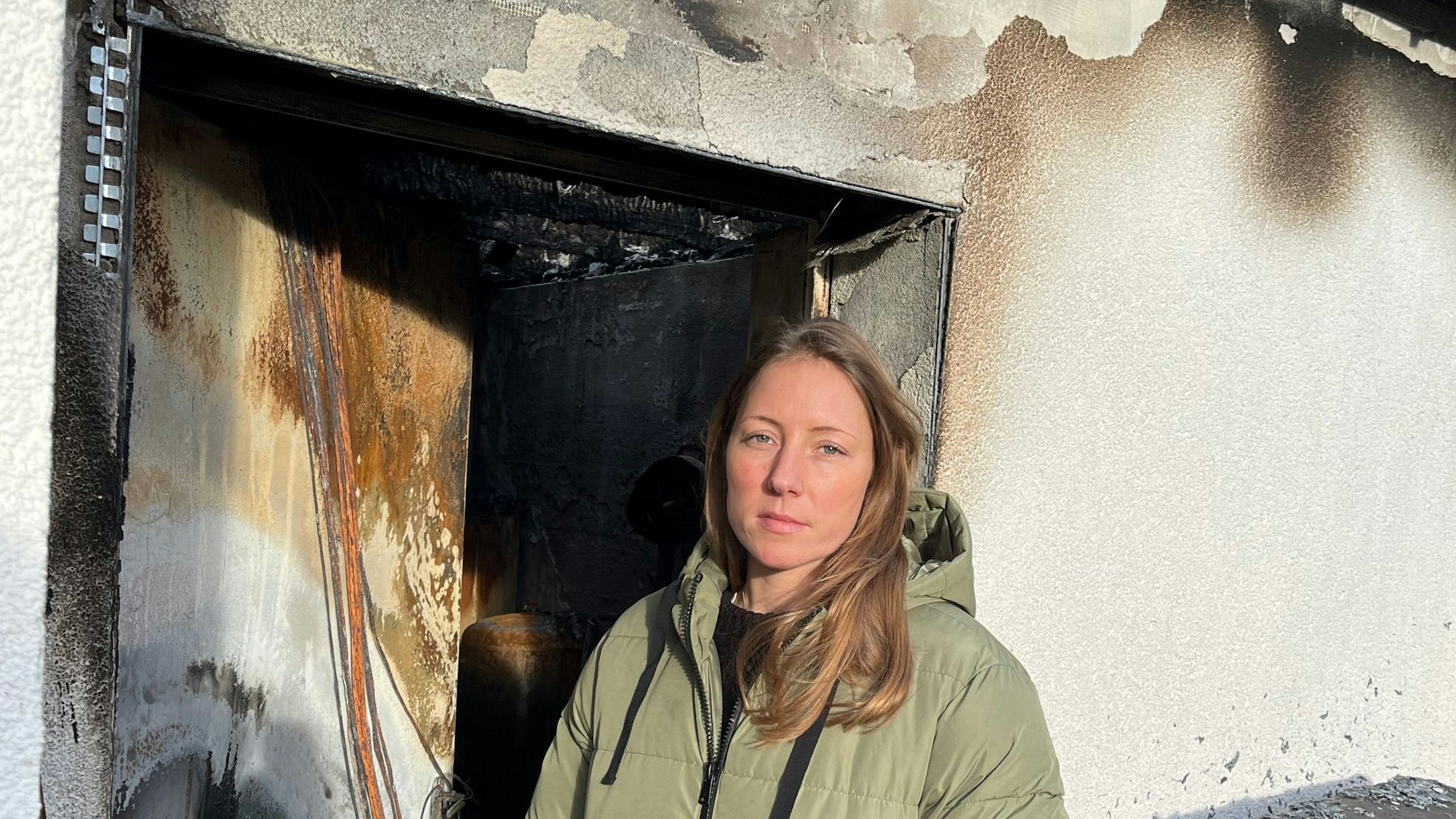 Christin Khaddaj steht vor ihrem abgebrannten Haus. Sie kann das Unglück bis heute schwer fassen.