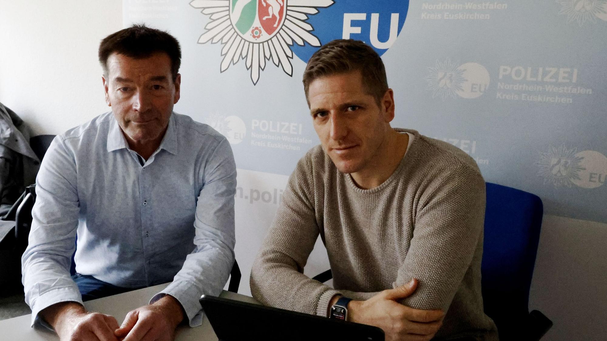 Die beiden Behördenvertreter sitzen nebeneinander in einer Pressekonferenz.