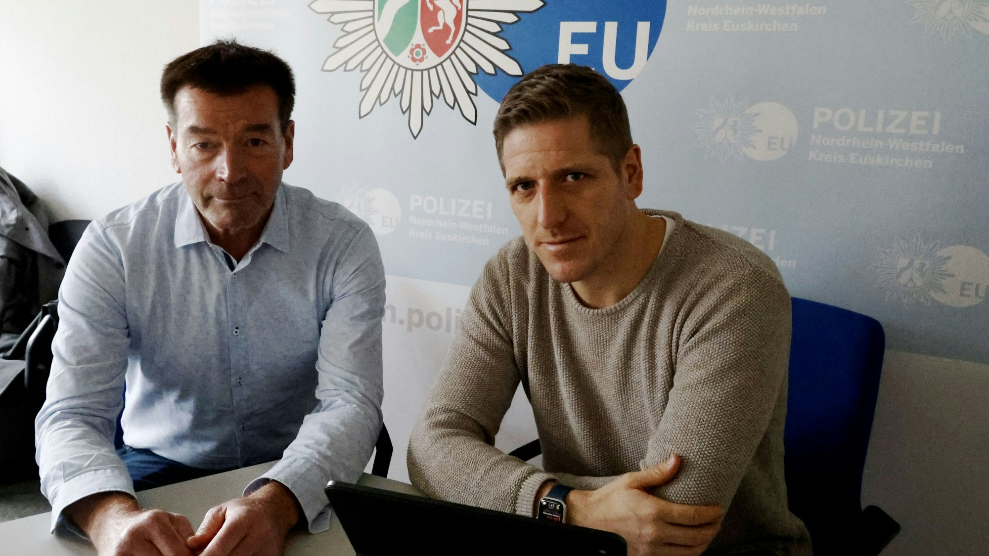 Die beiden Behördenvertreter sitzen nebeneinander in einer Pressekonferenz.