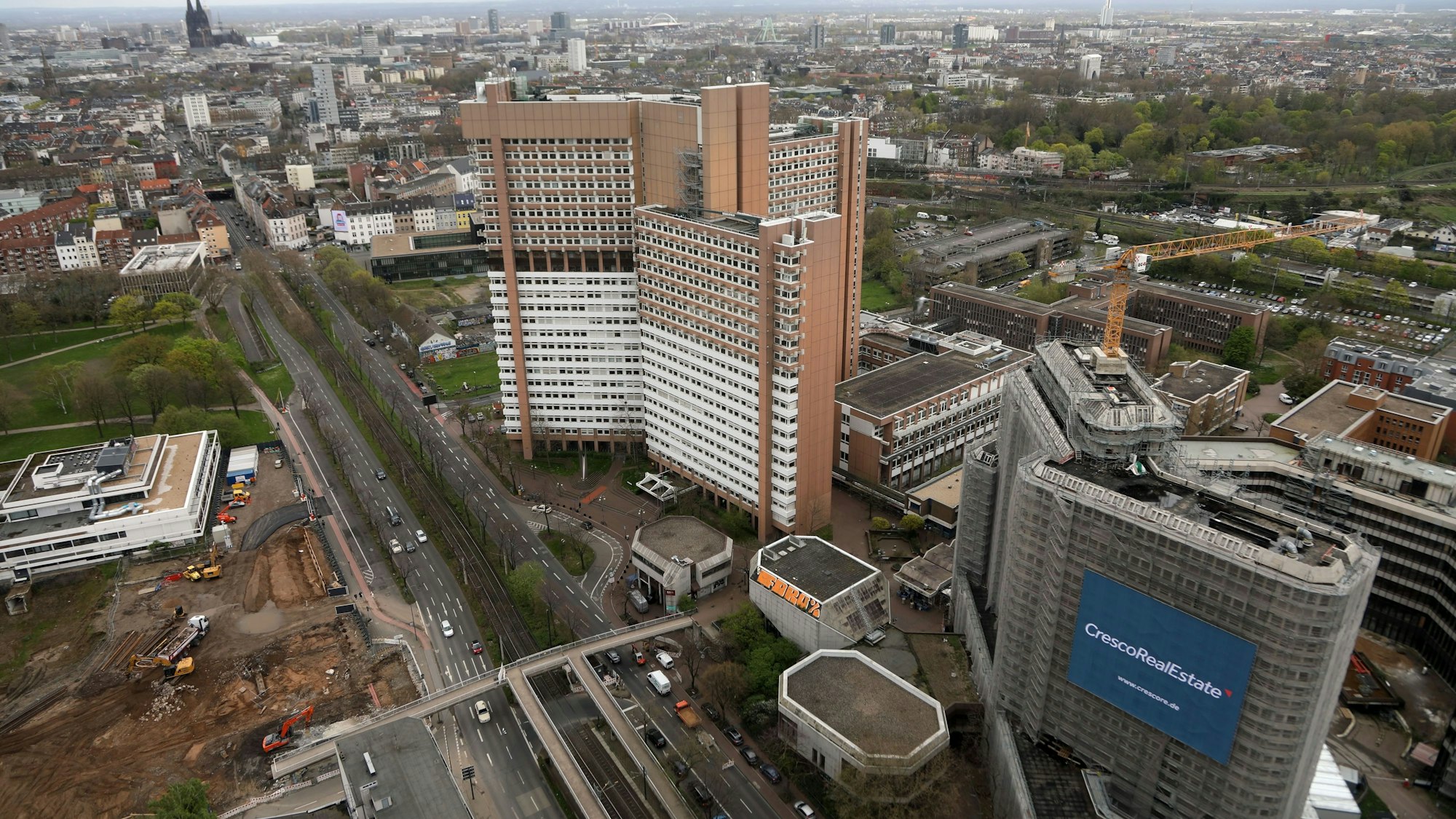 Das Justizzentrum an der Luxemburger Straße (links).