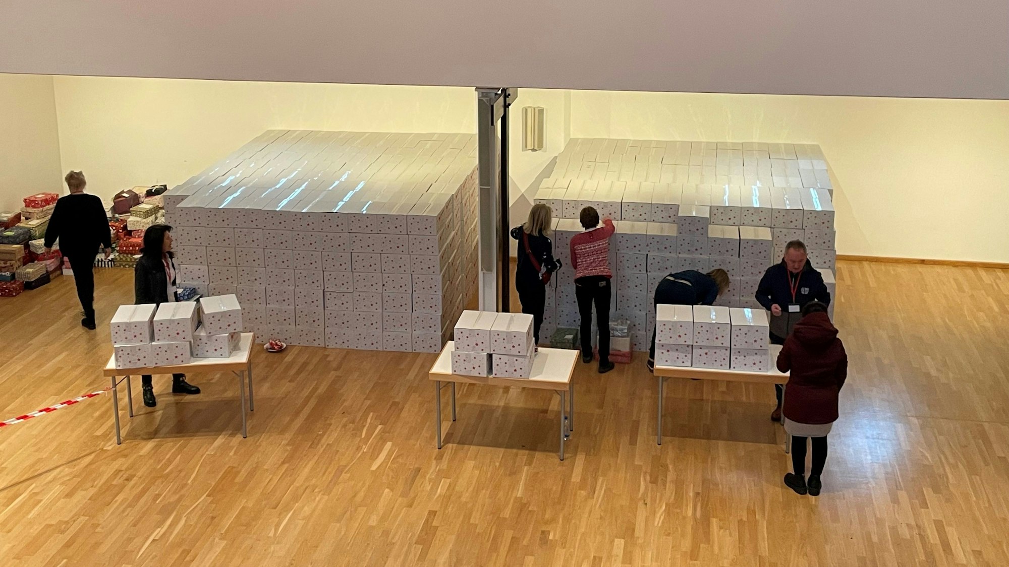 1400 Weihnachtspakete verteilte das Team der Leverkusener Tafel in diesem Jahr an Bedürftige.