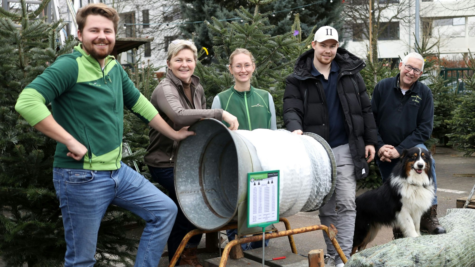 Familie Müller verkauft seit 40 Jahren Weihnachtsbäume: Otto (r.) und und seine Frau Agnes (2. v. l.) mit den Söhnen Sebastian (l.) und Janek (2. v. r.) und Sebastians Freundin Elena (3. v. l.).
