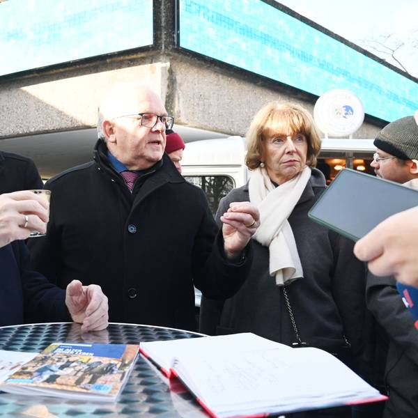Innenminister Herbert Reul, Kölns Polizeipräsident Johannes Hermanns und Oberbürgermeisterin Henriette Reker (v.l.) diskutieren bei „Coffe with a Cop“ mit Anwohnern über die Zukunft des Ebertplatzes.
