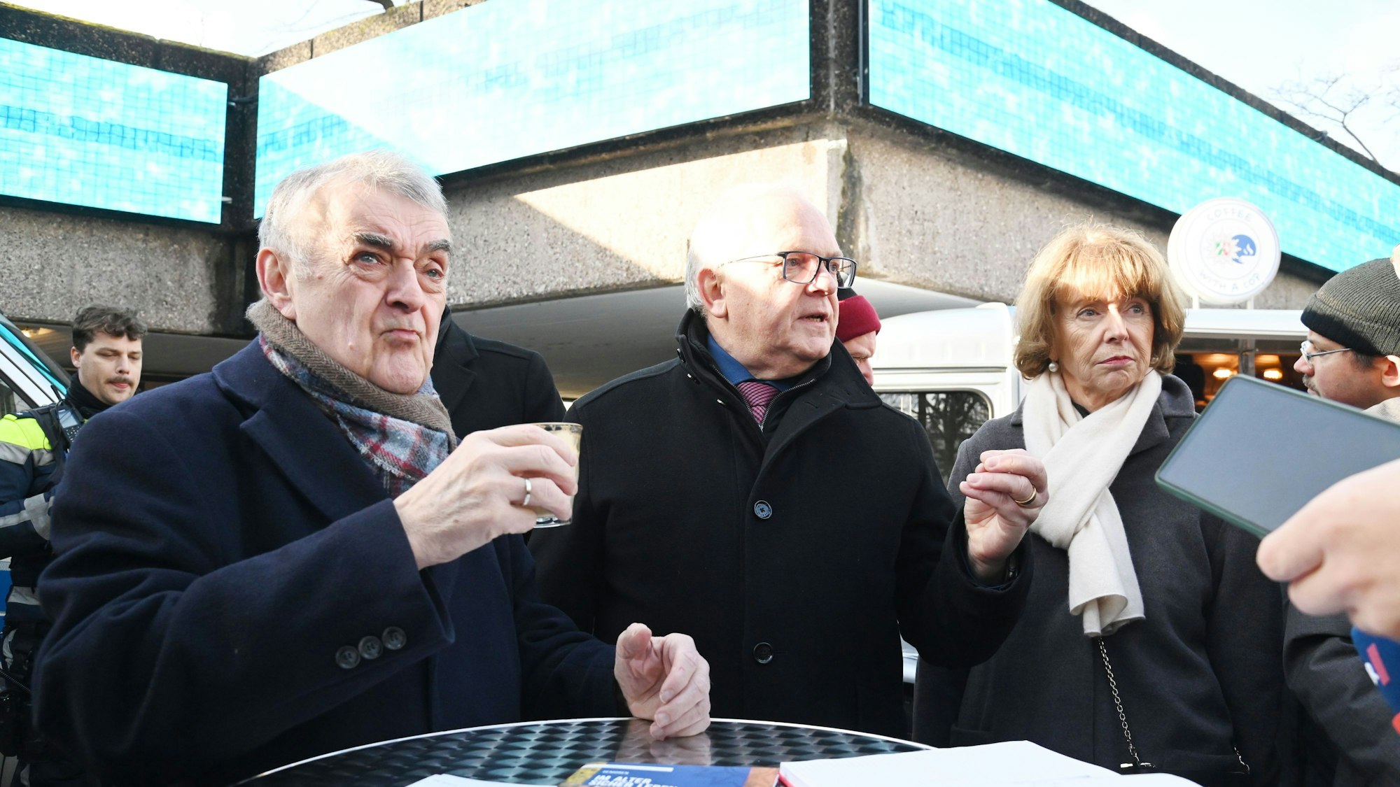 Innenminister Herbert Reul, Kölns Polizeipräsident Johannes Hermanns und Oberbürgermeisterin Henriette Reker (v.l.) diskutieren bei „Coffe with a Cop“ mit Anwohnern über die Zukunft des Ebertplatzes.