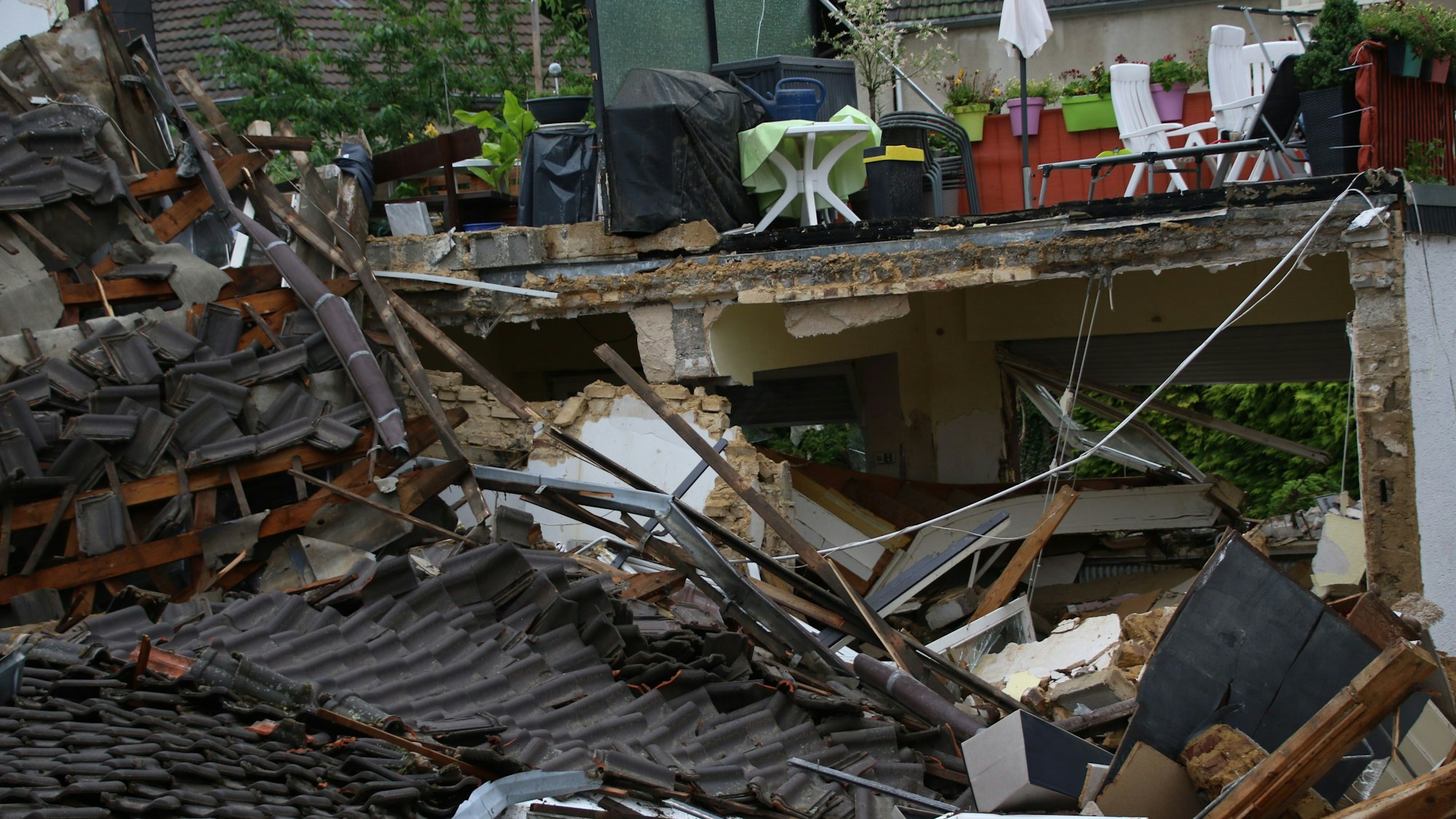 Das Foto zeigt Schäden in der Bad Münstereifeler Innenstadt nach der Flutkatastrophe.