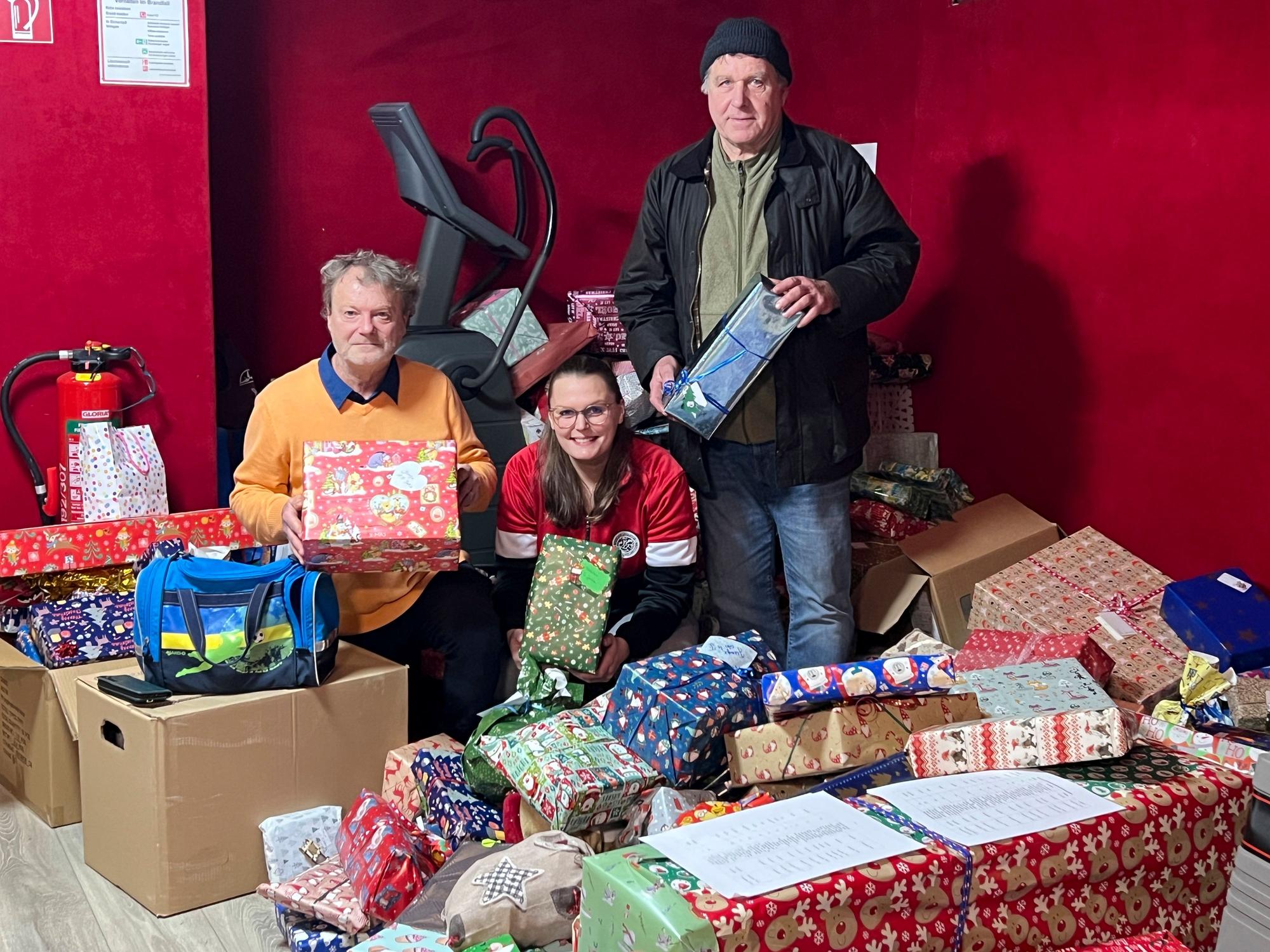 etzwerk Kinderarmut verteilt Weihnachtsgeschenke im Jugendzentrum Bunker in der Kolonie III. v.l. Reiner Hilken, Michelle Rieck und Rüdiger Porsch. Foto: Ralf Krieger