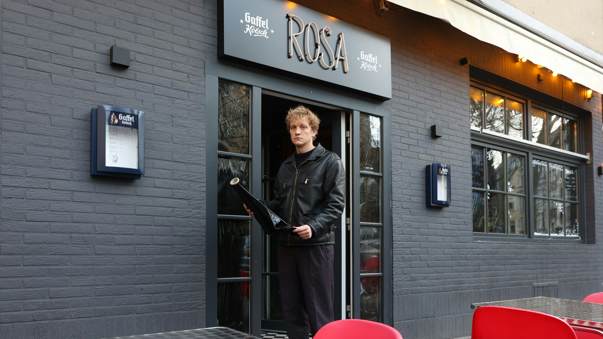 Gastronomen am Brüsseler Platz hängen ihre Restaurant-Fenster schwarz ab: Lukas Sorgalla fürchtet, seine erst seit dem Sommer geöffnete Bar wieder schließen zu müssen.