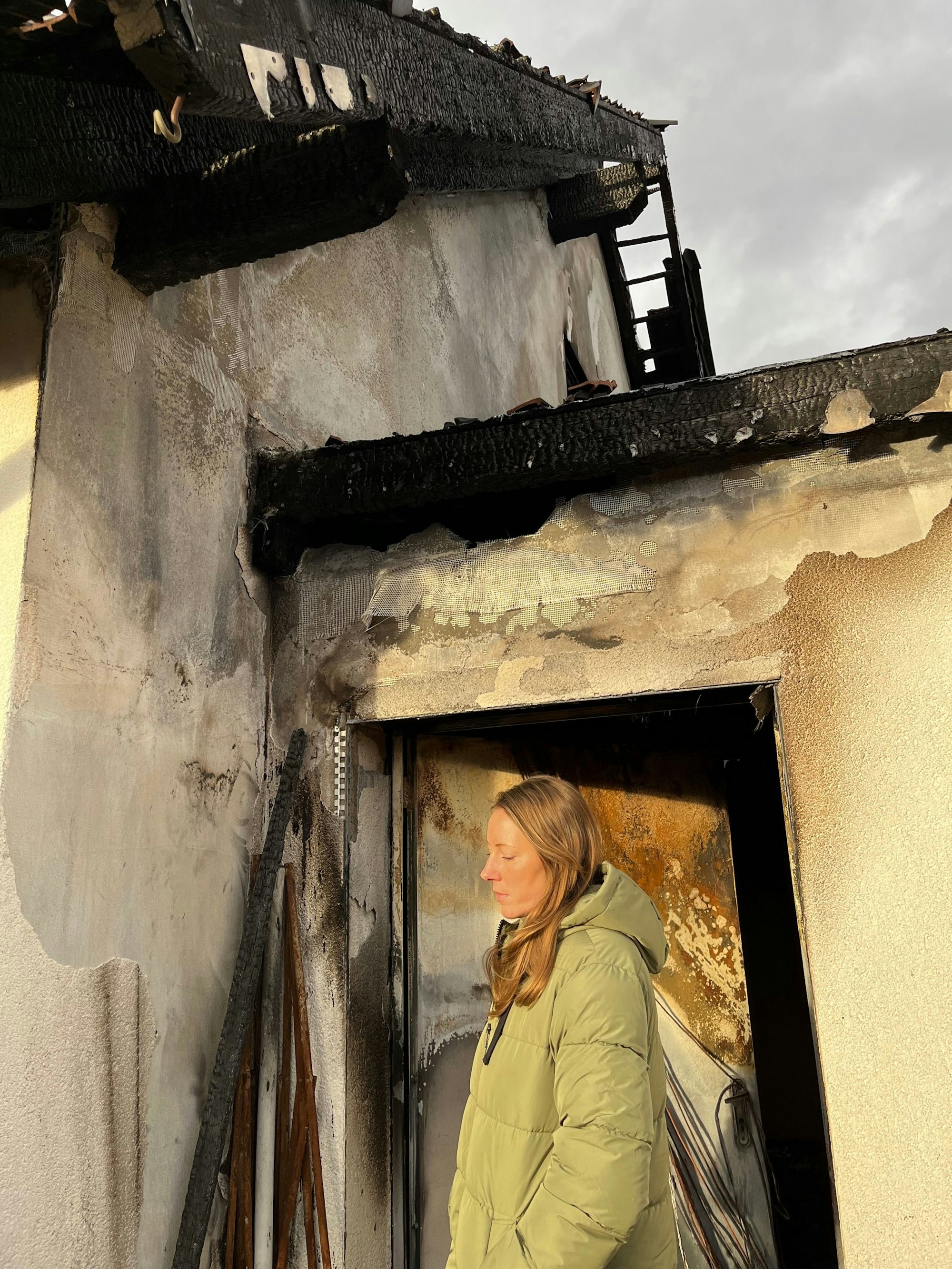 Christin Khaddaj vor ihrem abgebrannten Haus.