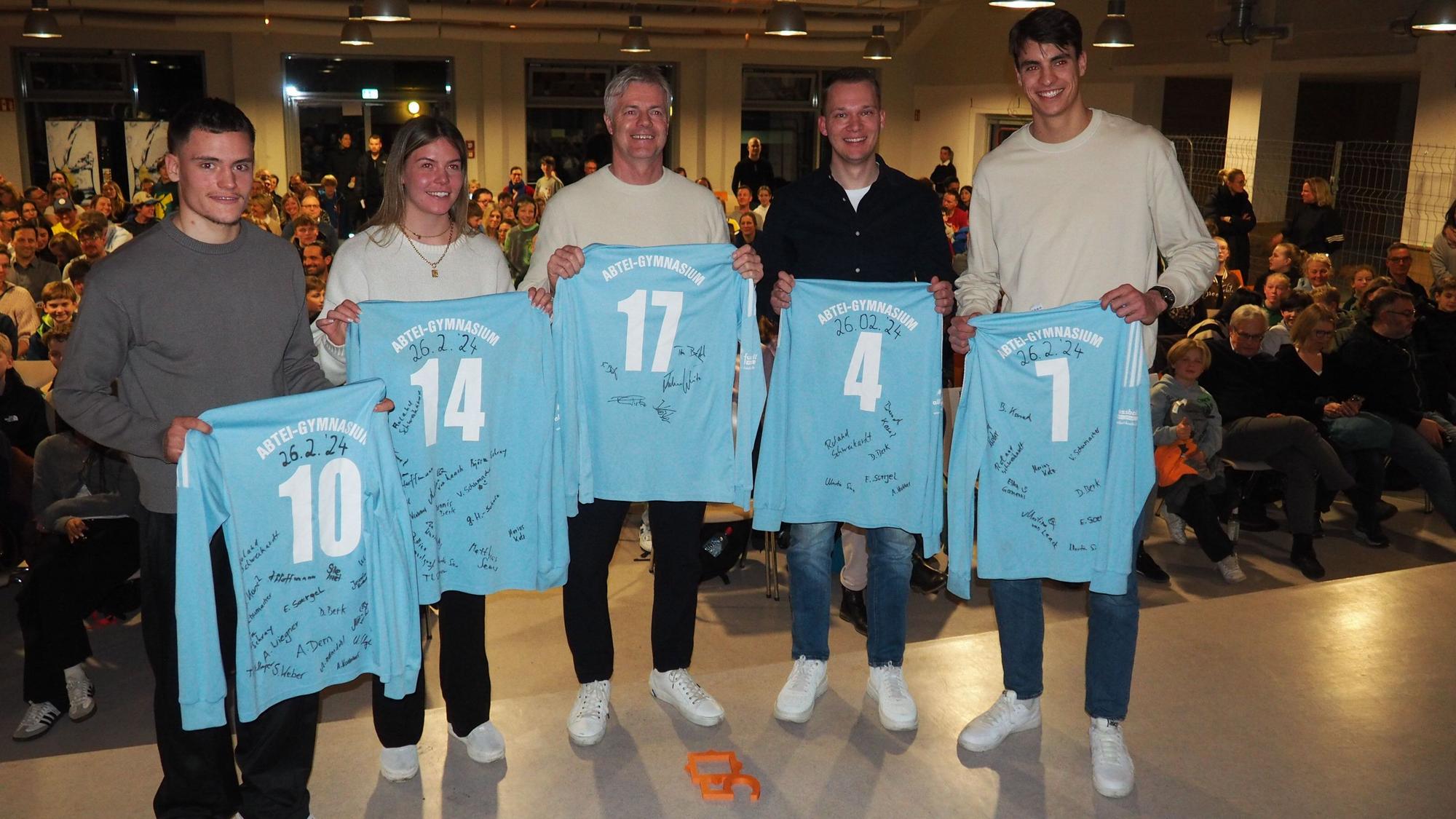 Auf dem Foto sind Florian Wirtz und andere Sportler zu sehen.