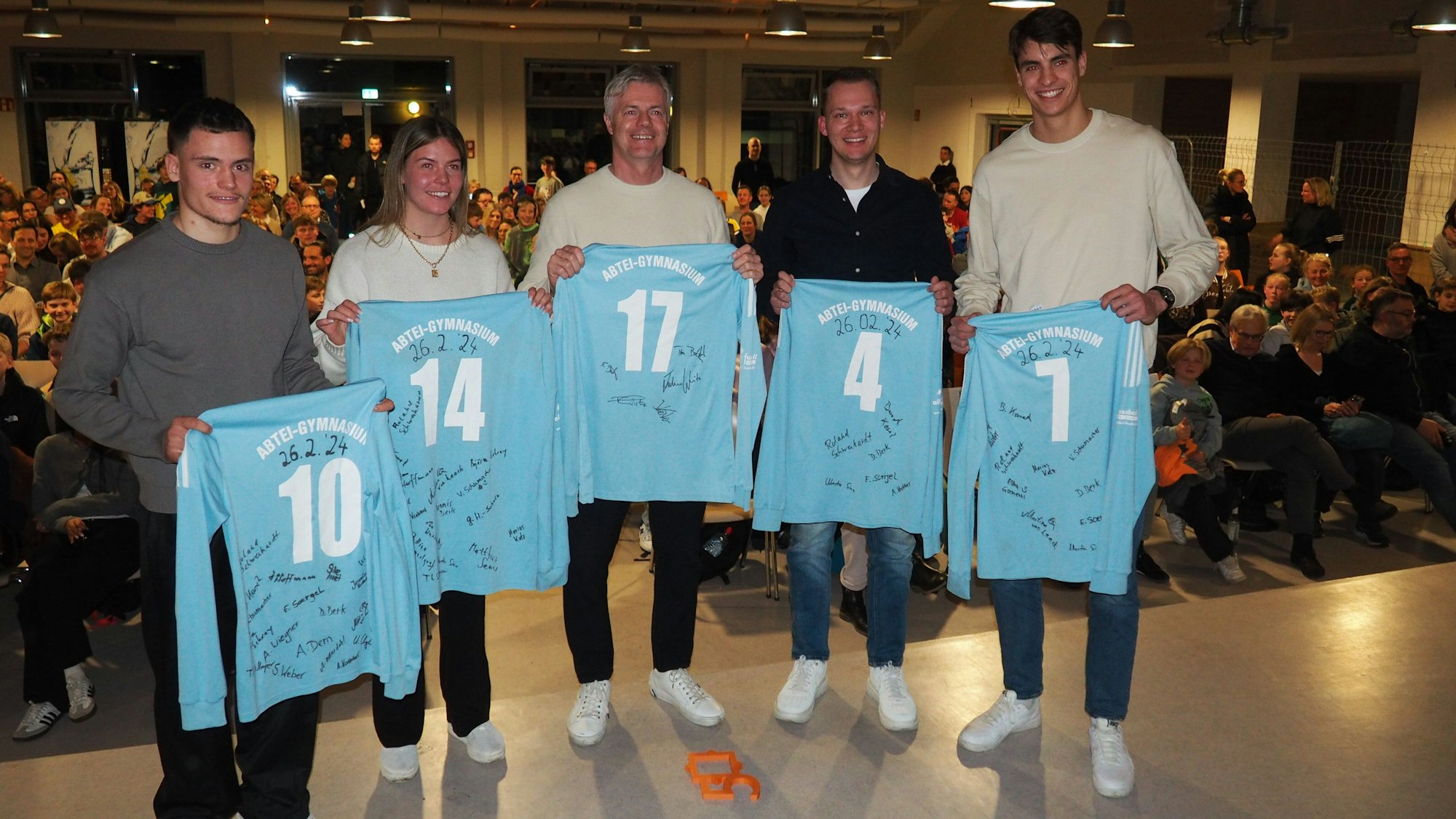 Auf dem Foto sind Florian Wirtz und andere Sportler zu sehen.