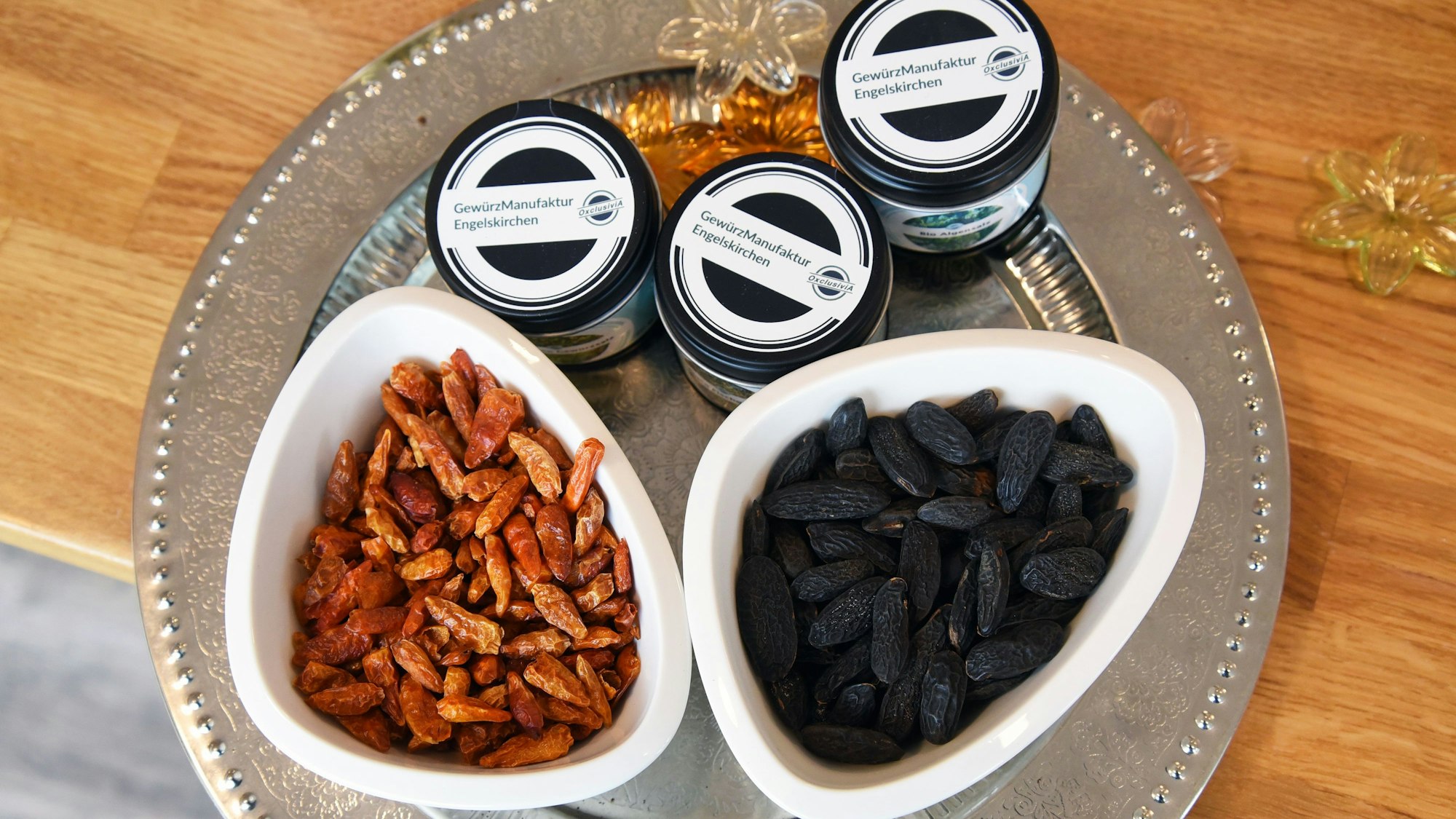 Mehrere Gewürze sind auf einem Tablett angerichtet.