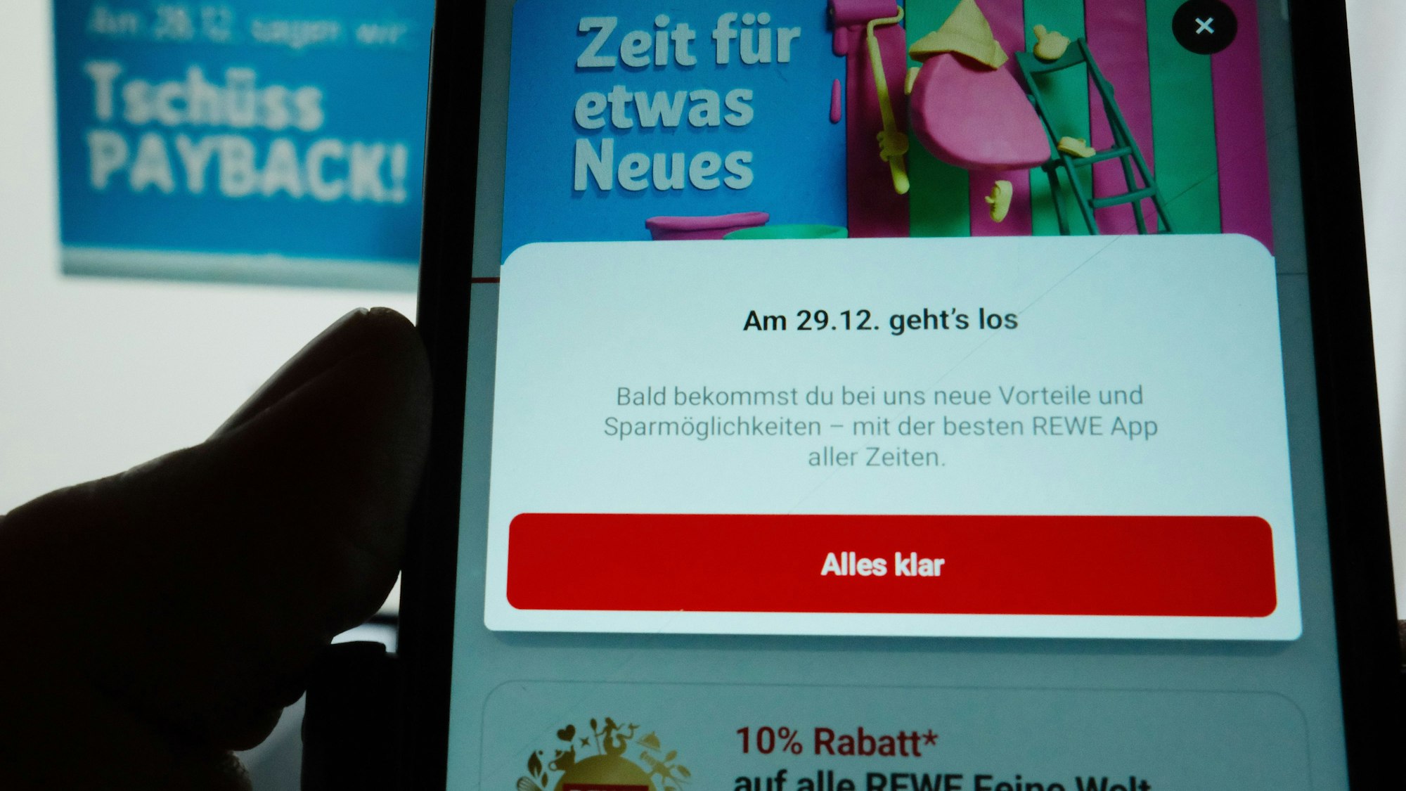 Auf einem Smartphone-Bildschirm ist eine Seite aus einer App des Handelskonzerns Rewe dargestellt.