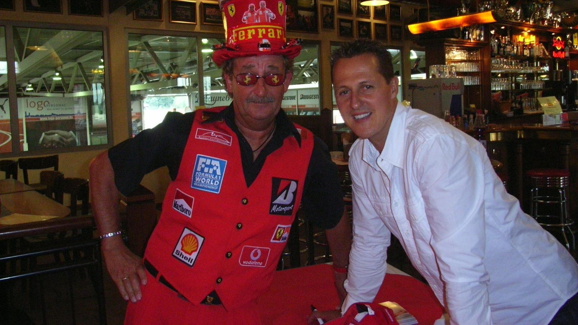 Reiner Ferling vom Fanclub mit Michael Schumacher im MS-Kartcenter in Kerpen-Sindorf.