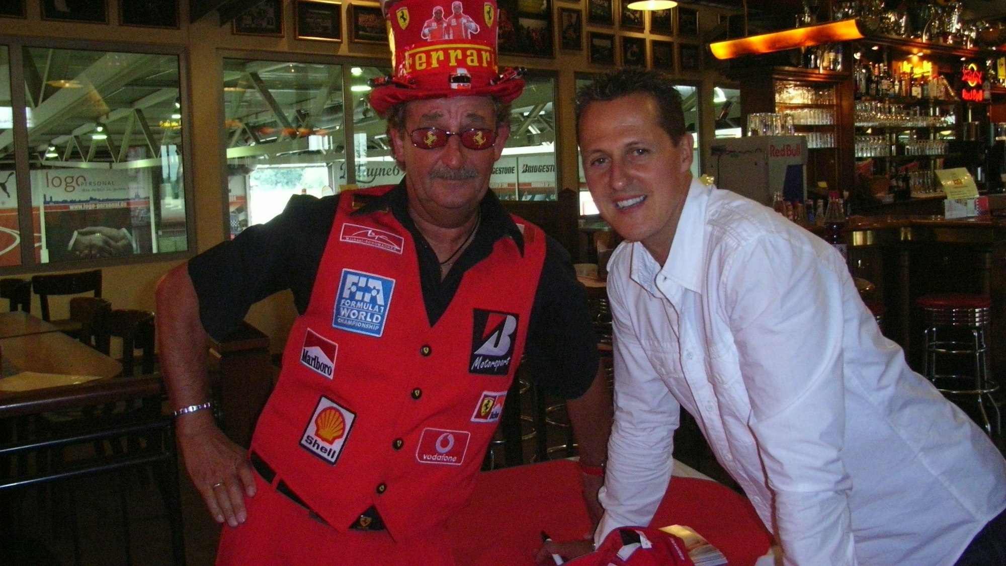 Reiner Ferling vom Fanclub mit Michael Schumacher im MS-Kartcenter in Kerpen-Sindorf.