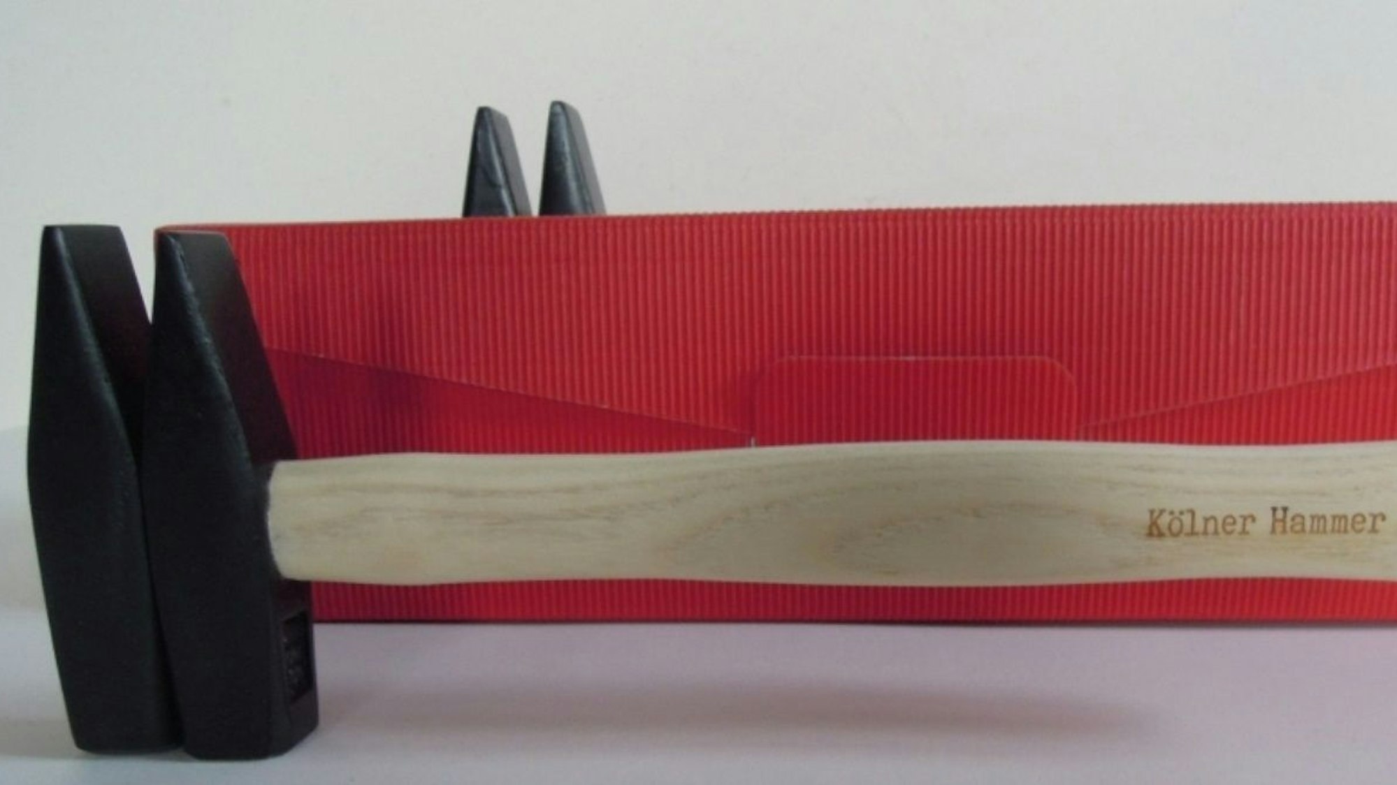 Ein Hammer mit Kopf in Form des Kölner Doms.