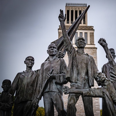 Denkmal mit der Darstellung von KZ-Überlebenden vor der Mahn- und Gedenkstätte Buchenwald