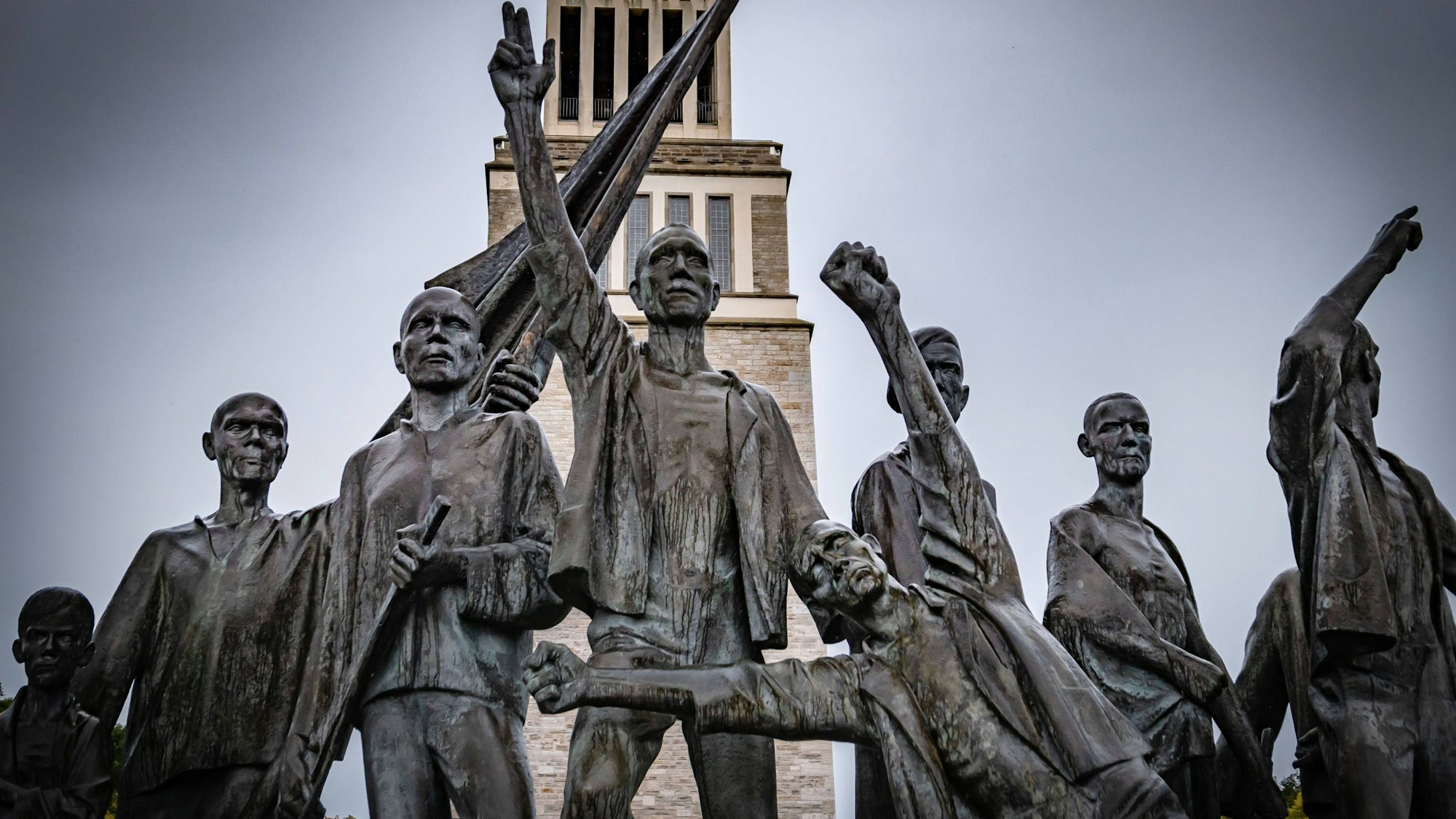 Denkmal mit der Darstellung von KZ-Überlebenden vor der Mahn- und Gedenkstätte Buchenwald