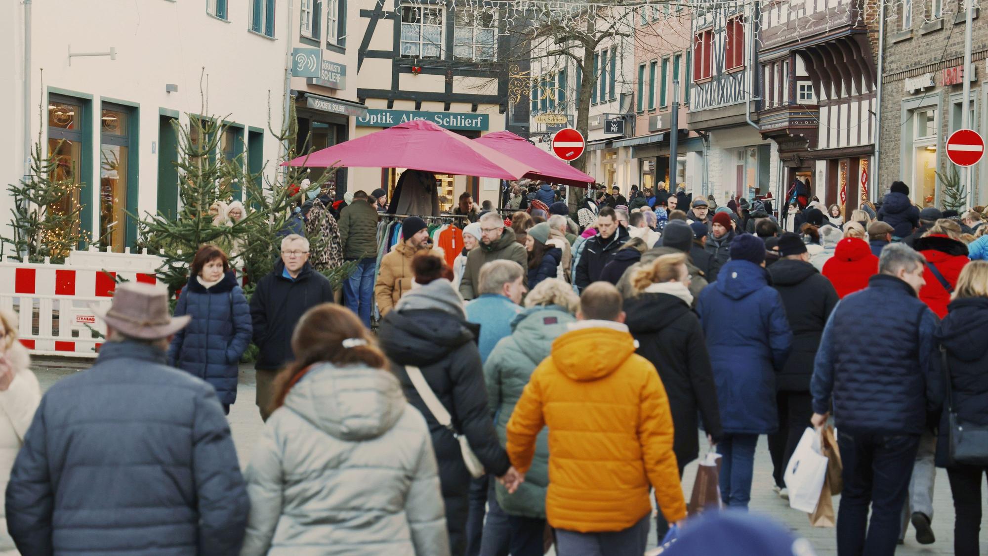 Zahlreiche Menschen in Winterkleidung bevölkern die Einkaufsstraße in Bad Münstereifel.