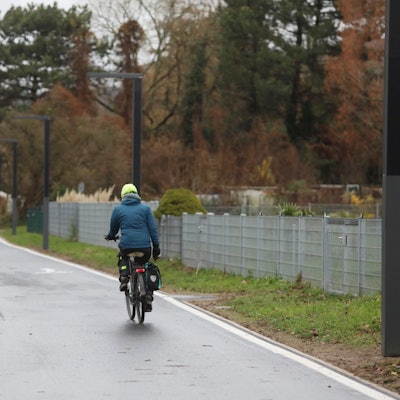 Ein Radfahrer fährt auf einem gut ausgebauten Radweg.