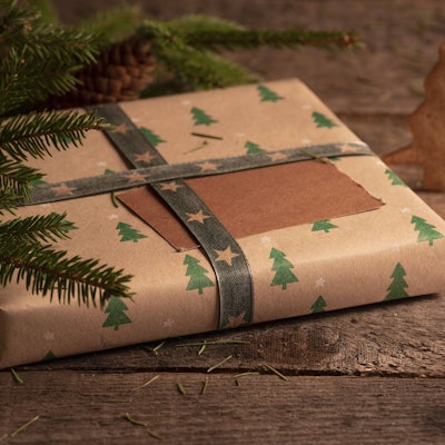 Geschenkkarton in braunem klassischem Papier mit Weihnachtsbaummuster, Tannenzweigen, Weihnachtskugel und Weihnachtsbaumkeksen auf einem rustikalen Tisch Gift box wrapped in brown classic paper and Christmas trees design, fir twigs, Xmas ball, and a Christmas tree cookie, on a rustic table Copyright: imageBROKER/AndreixUreche ibxiqx11334483.jpg Bitte beachten Sie die gesetzlichen Bestimmungen des deutschen Urheberrechtes hinsichtlich der Namensnennung des Fotografen im direkten Umfeld der Veröffentlichung