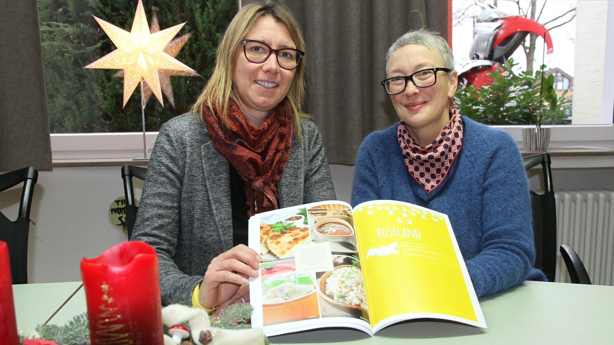 Zwei Frauen präsentieren ein Buch