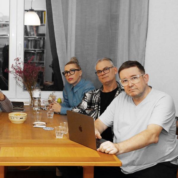 13.12.2024 Köln. Mieter aus Nippes schauen in die Kamera: Sie wehren sich gegen Kündigungen durch den Eigentümer des Hauses