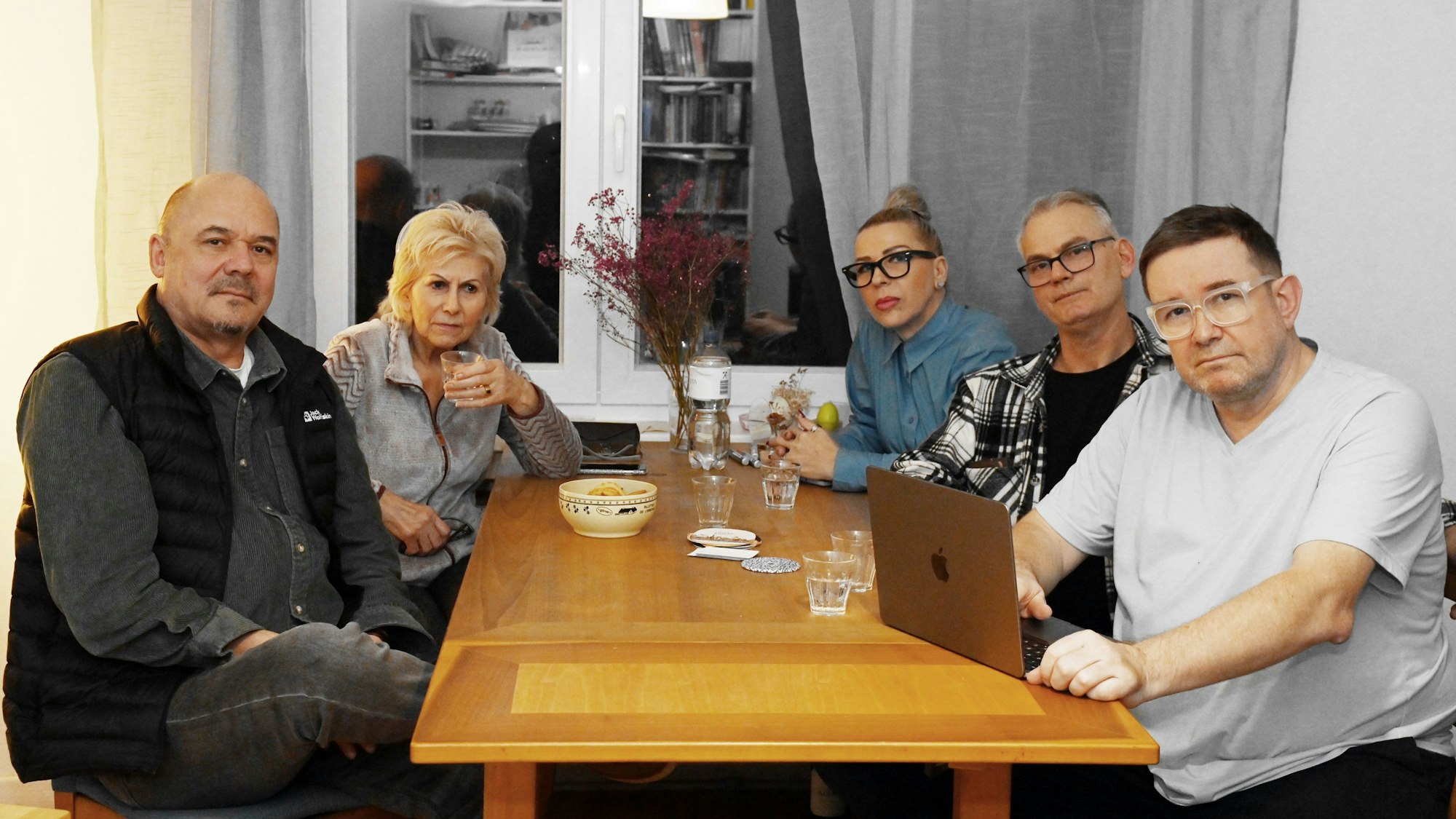 Hausgemeinschaft in Nippes, fünf MIeter schauen in die Kamera