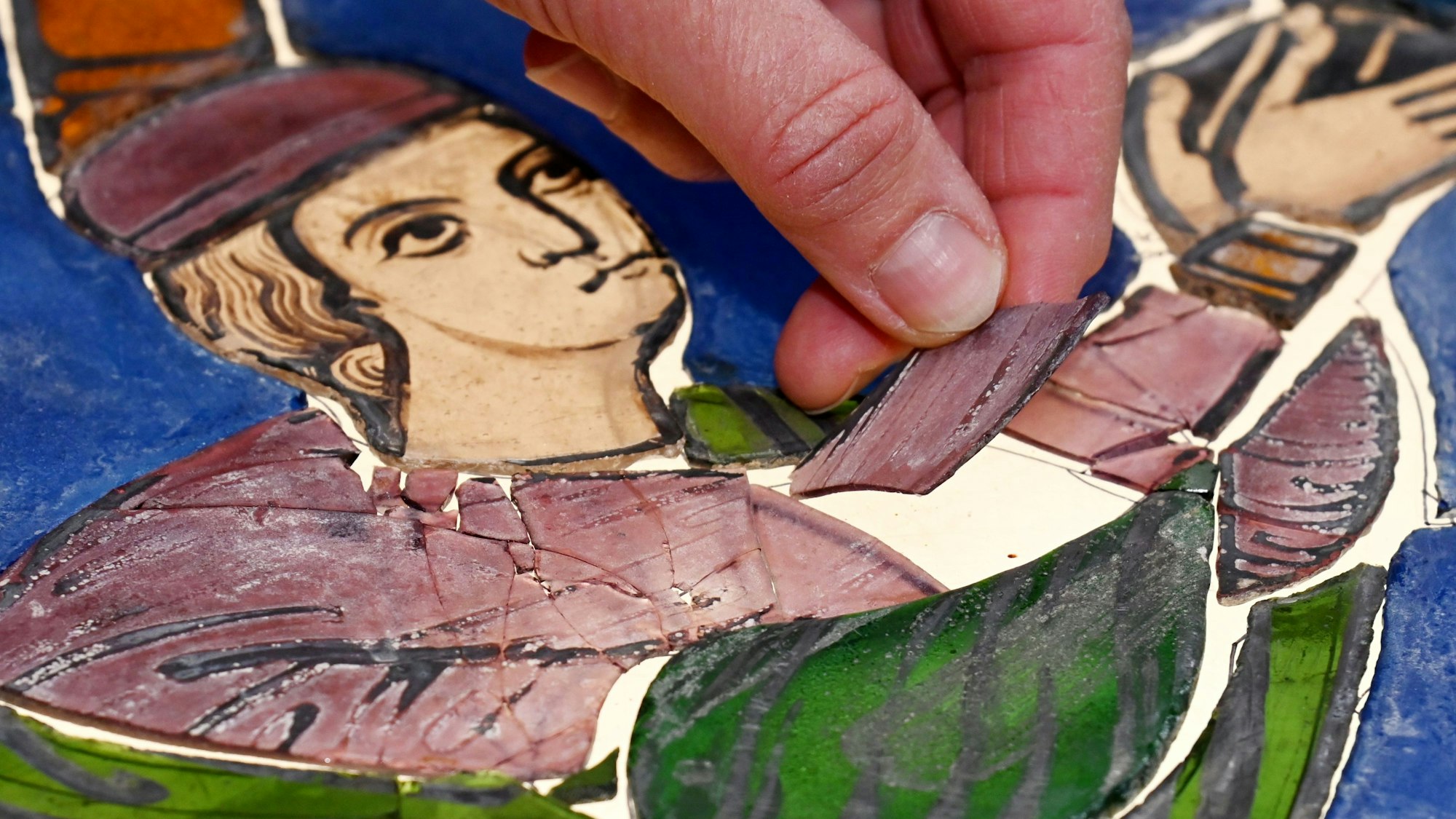 19.12.2024 Köln. Gerlinde Möhrle (Brille) und Sandra Williger restaurieren Fenster von St. Kunibert. Foto: Alexander Schwaiger