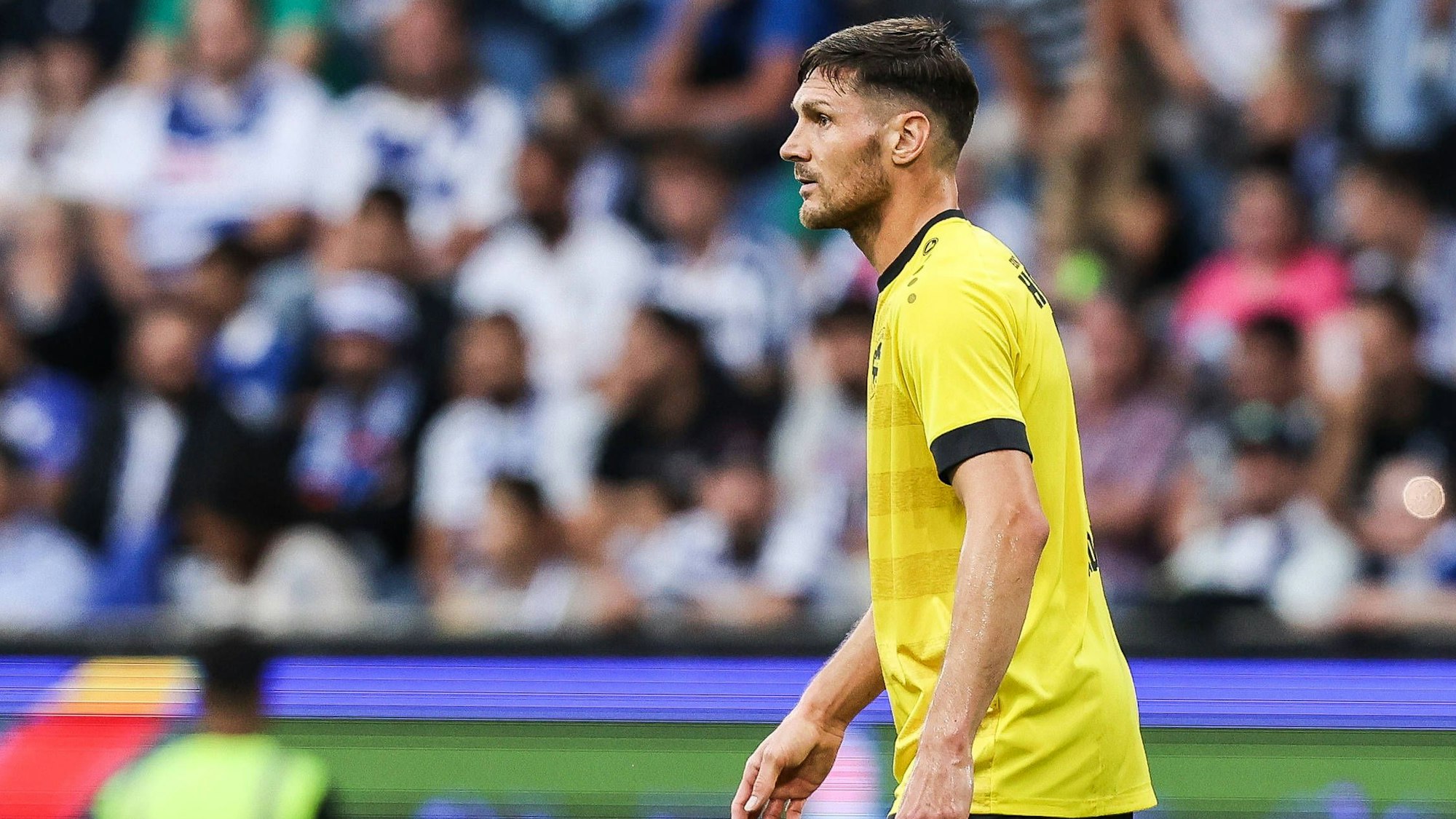 Michael Gardawski geht über den Platz.