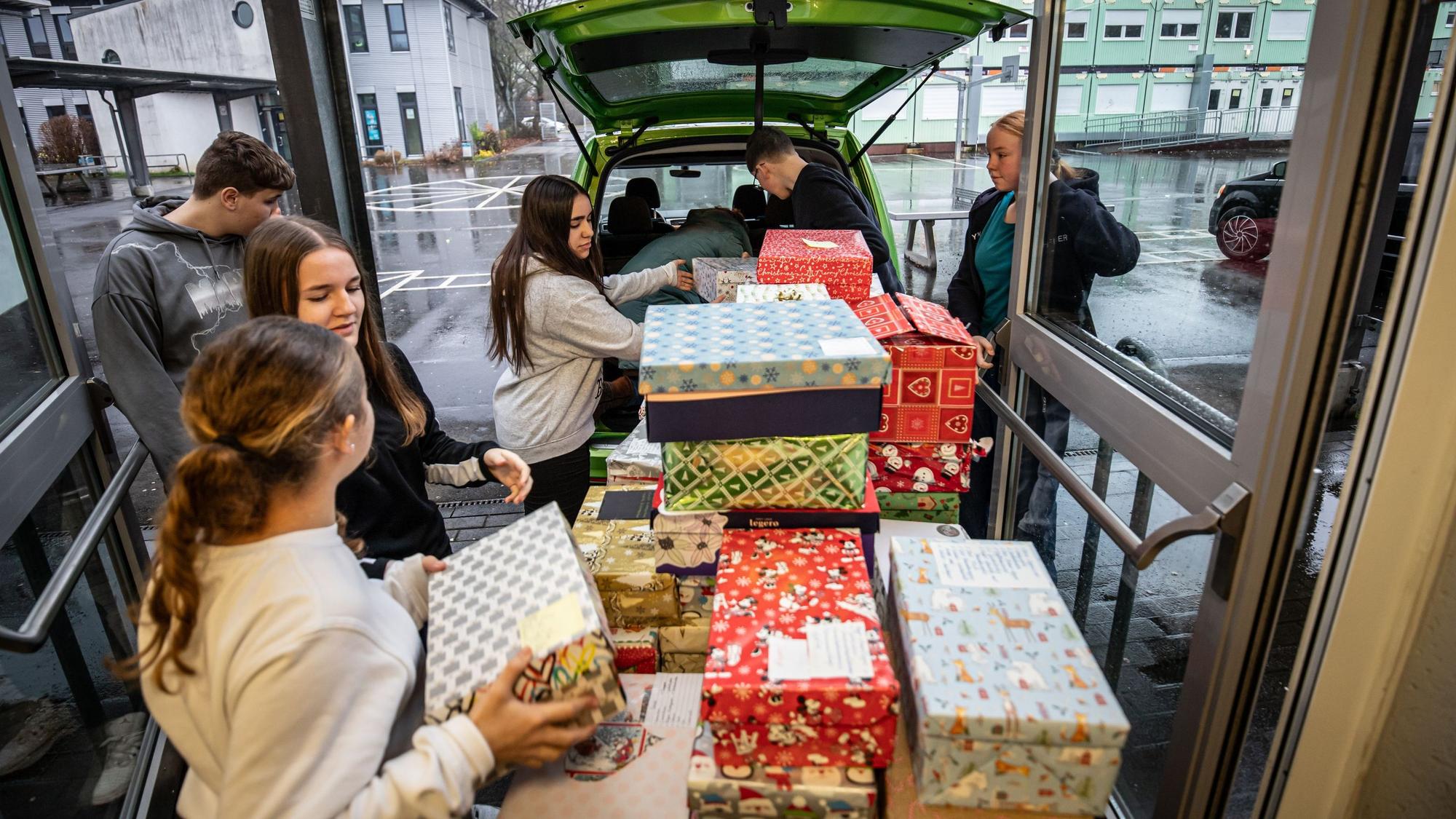 Über 200 Geschenke haben die Schülerinnen und Schüler der Montanus-Realschule gesammelt.
