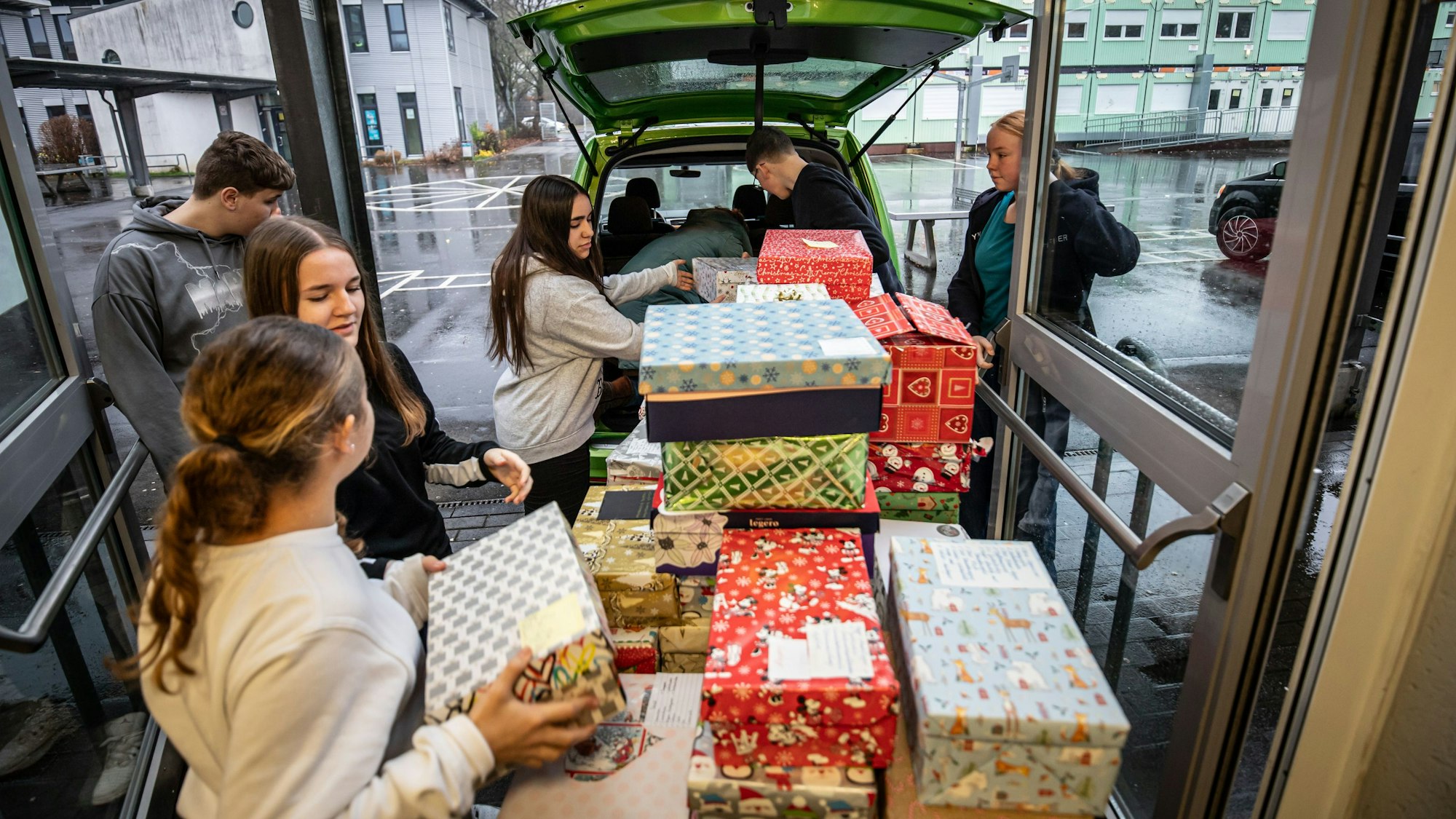 Über 200 Geschenke haben die Schülerinnen und Schüler der Montanus-Realschule gesammelt.