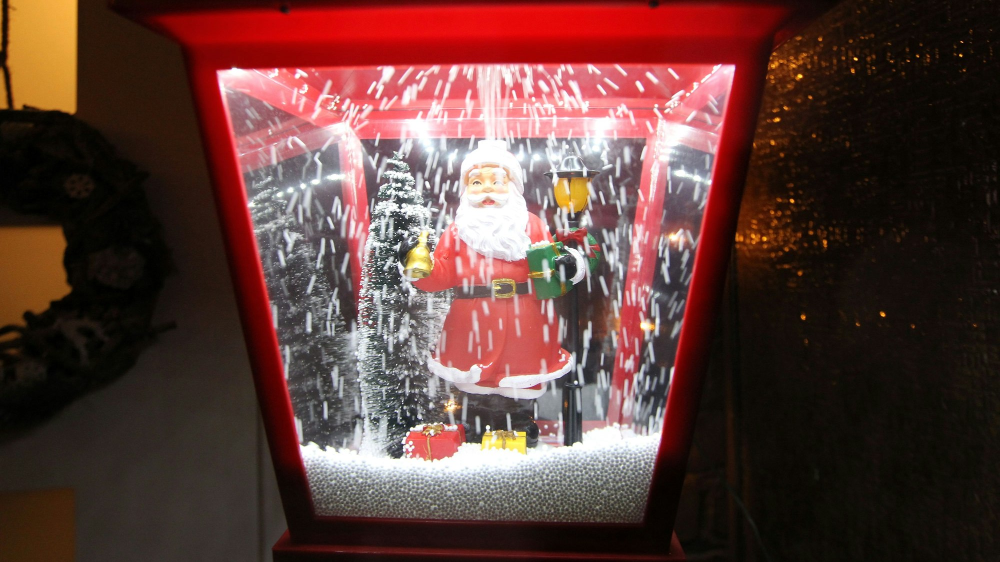 Bei Schübls vor der Haustür schneit es den ganzen Abend.