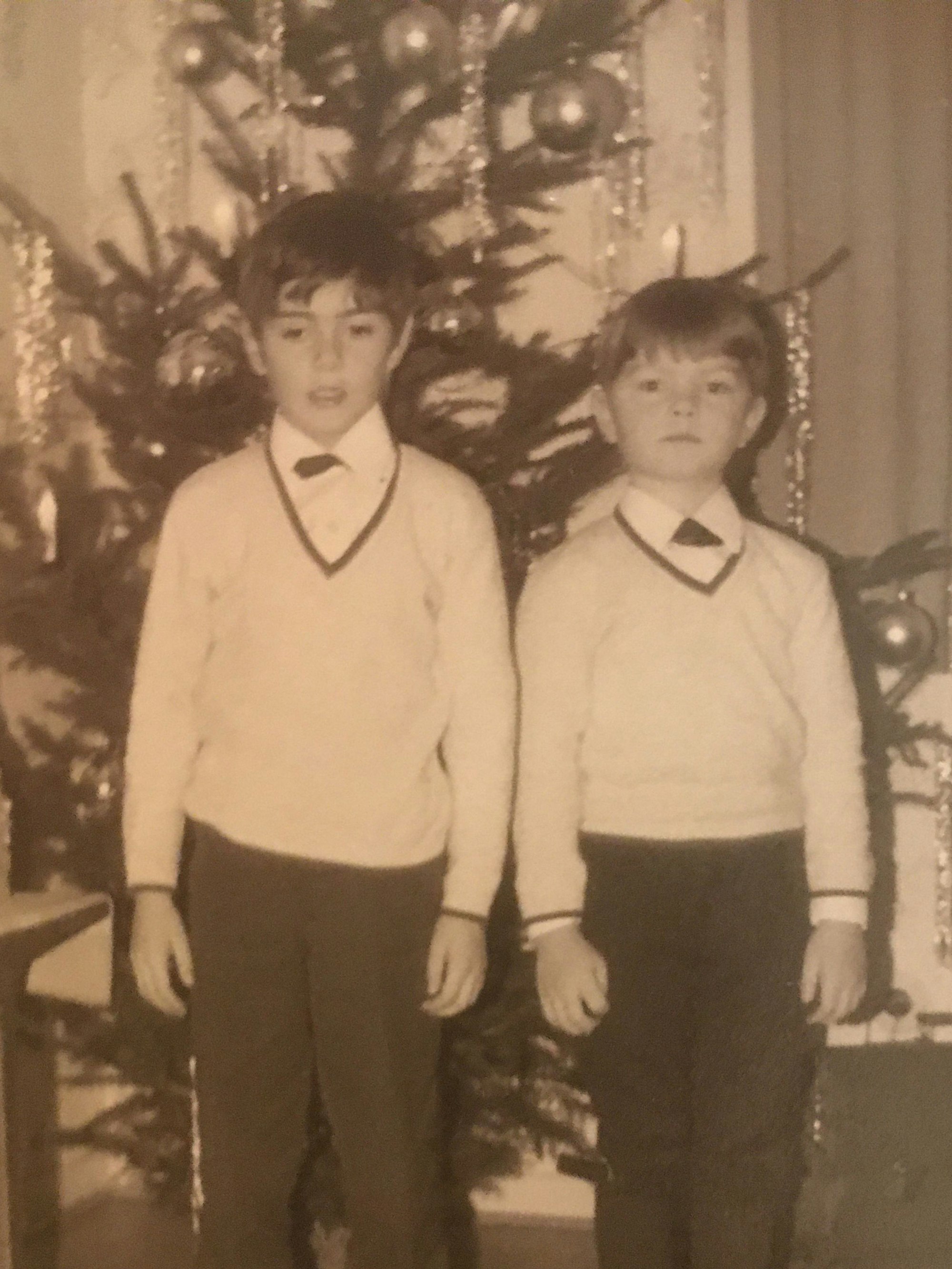 Das Aufsagen eines Weihnachtsgedichts gehörte zum Fest. Zuerst war mein Bruder Peter (l.) an der Reihe, dann durfte ich.