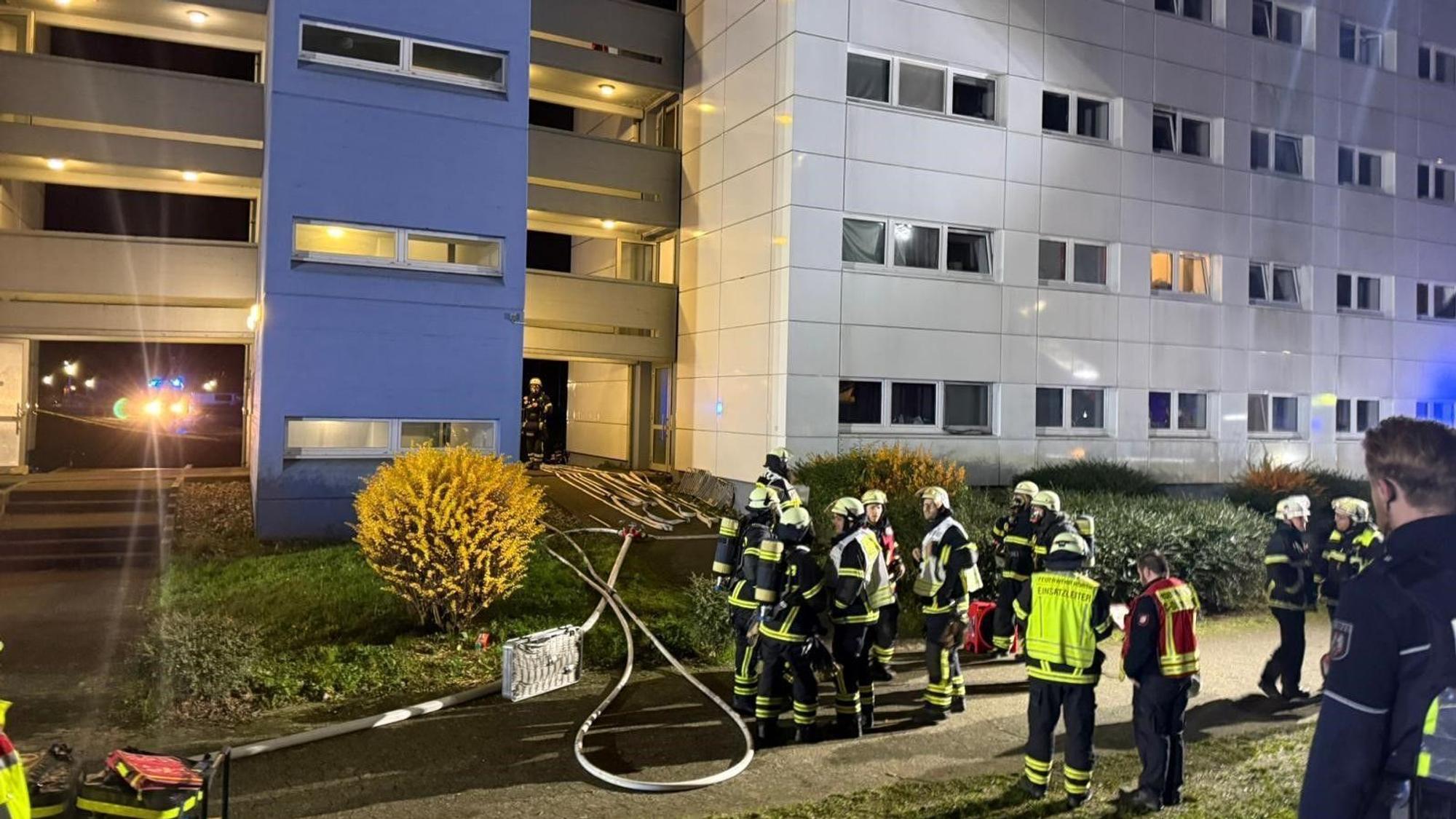 Einsatzkräfte stehen in Hürth vor einem Wohnhaus.
