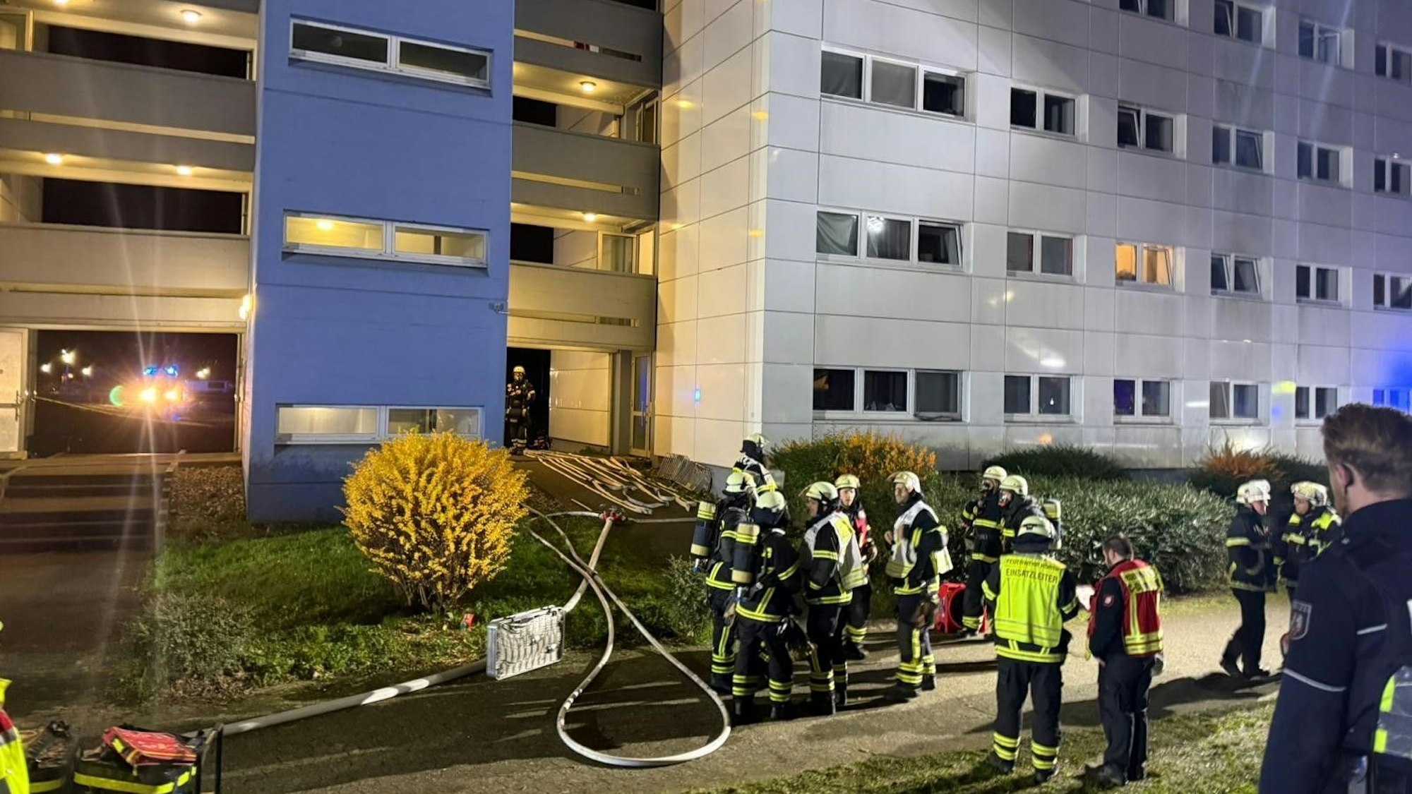 Einsatzkräfte stehen in Hürth vor einem Wohnhaus.