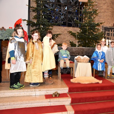 Das Foto zeigt die Kinder bei der Probe zum Krippenspiel vor dem Altar.