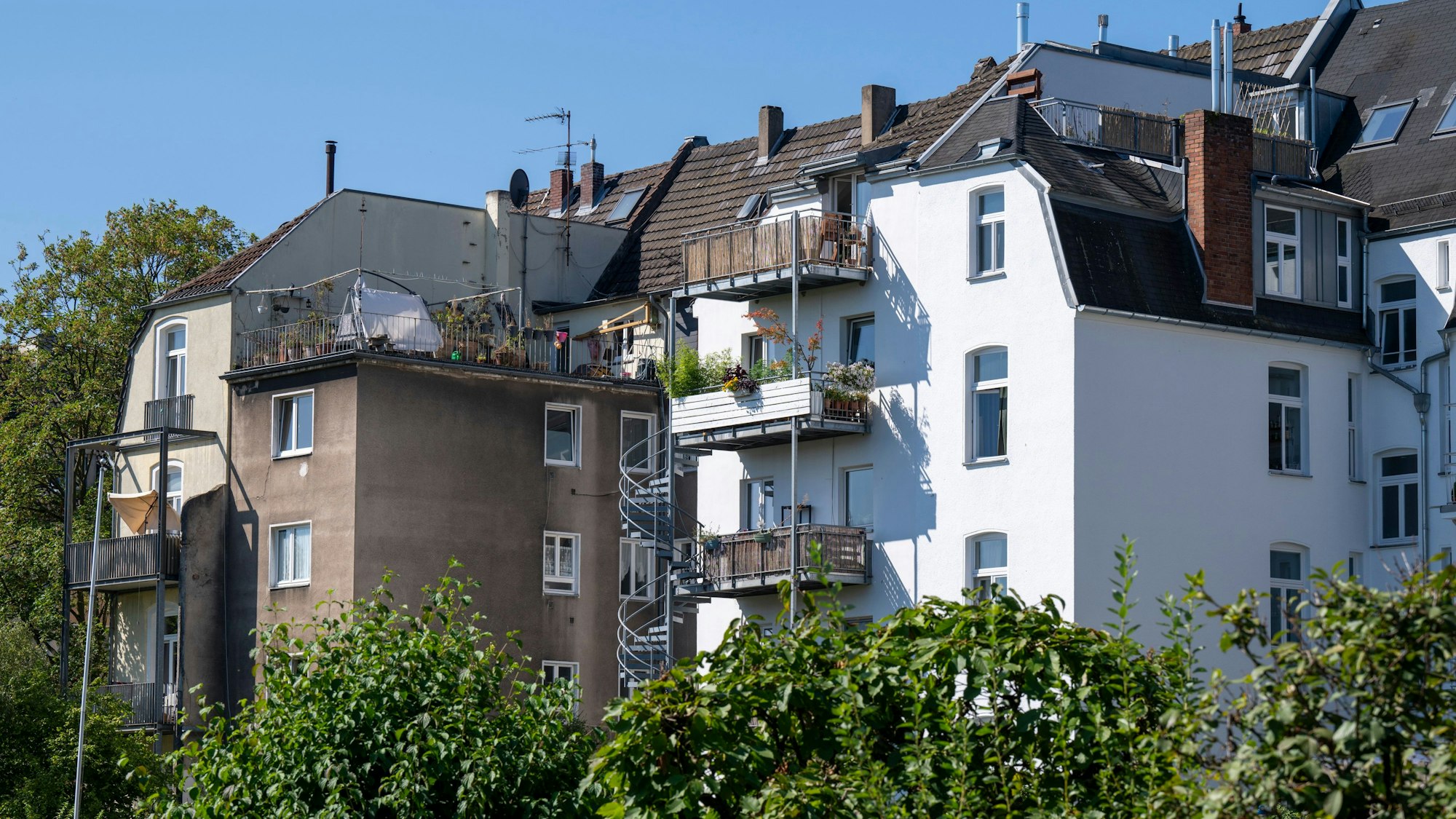Viele Wohnhäuser müssen saniert werden. Xantener Straße in Nippes.