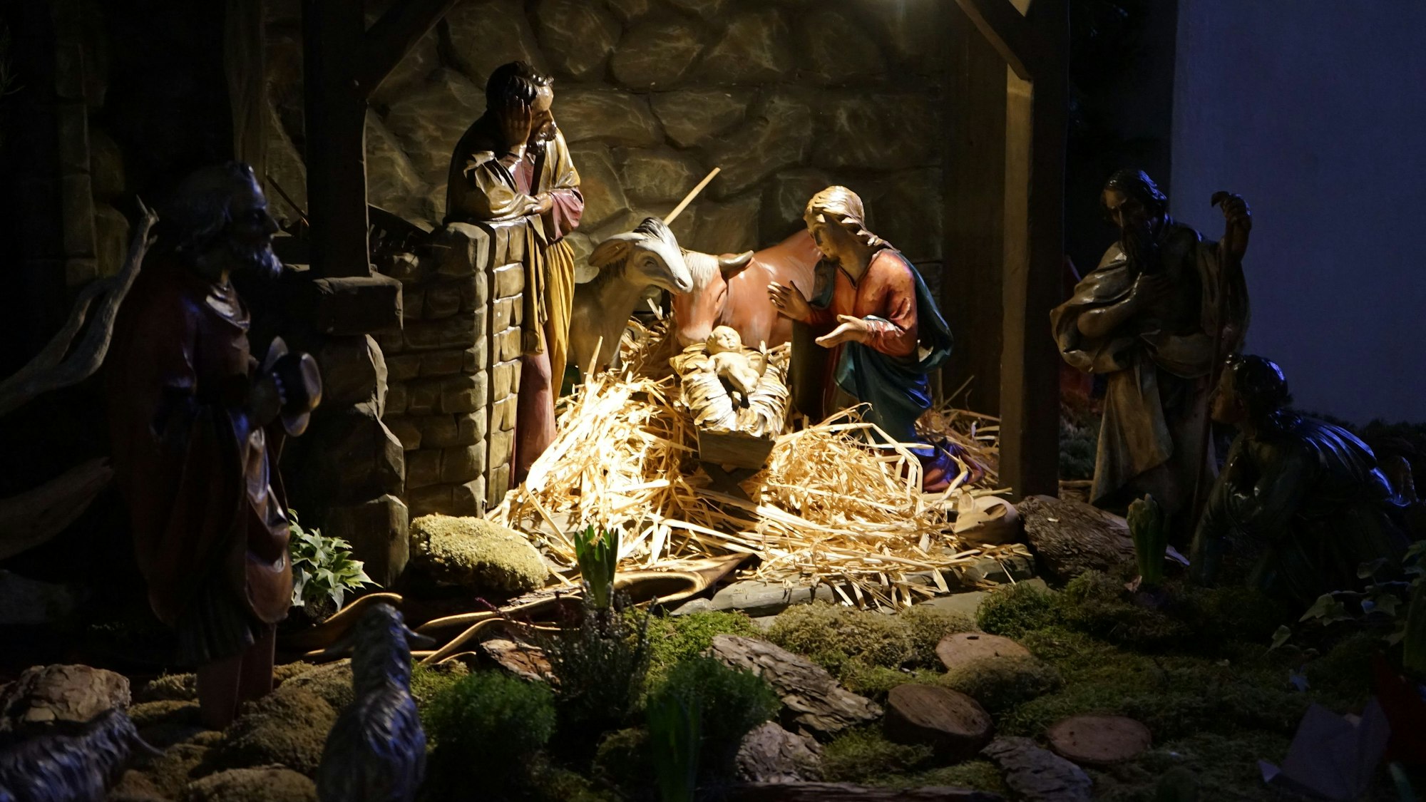 Das Foto zeigt die Krippe in der Kirche St. Maria Königin in Elsdorf.