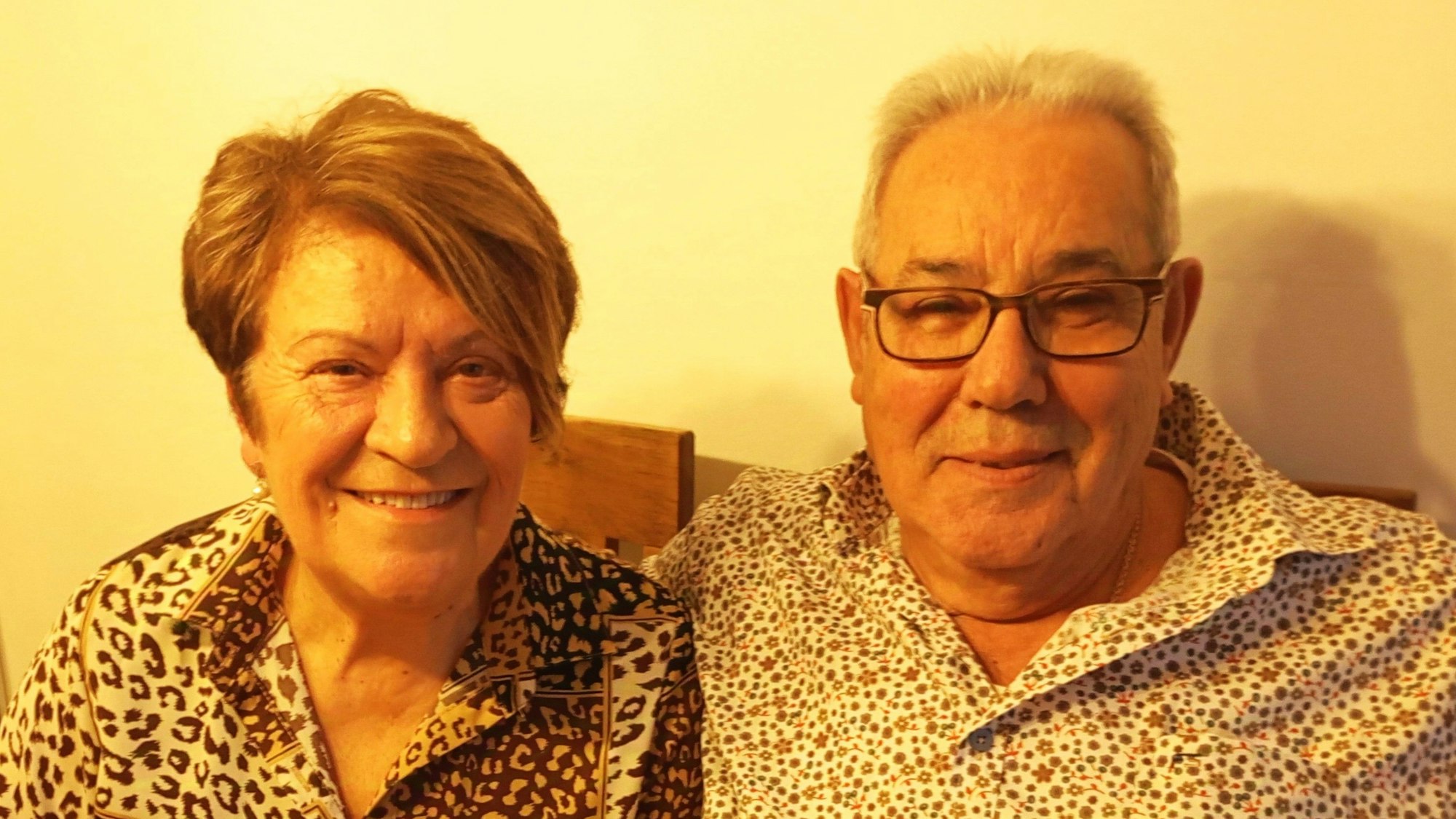 Das Foto zeigt ein älteres Ehepaar.