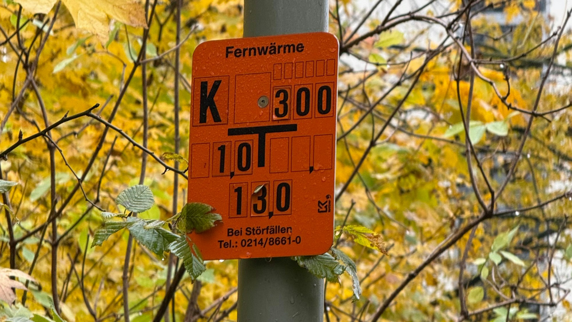 Schild mit der Aufschrift Fernwärme an einem Pfahl in Wiesdorf