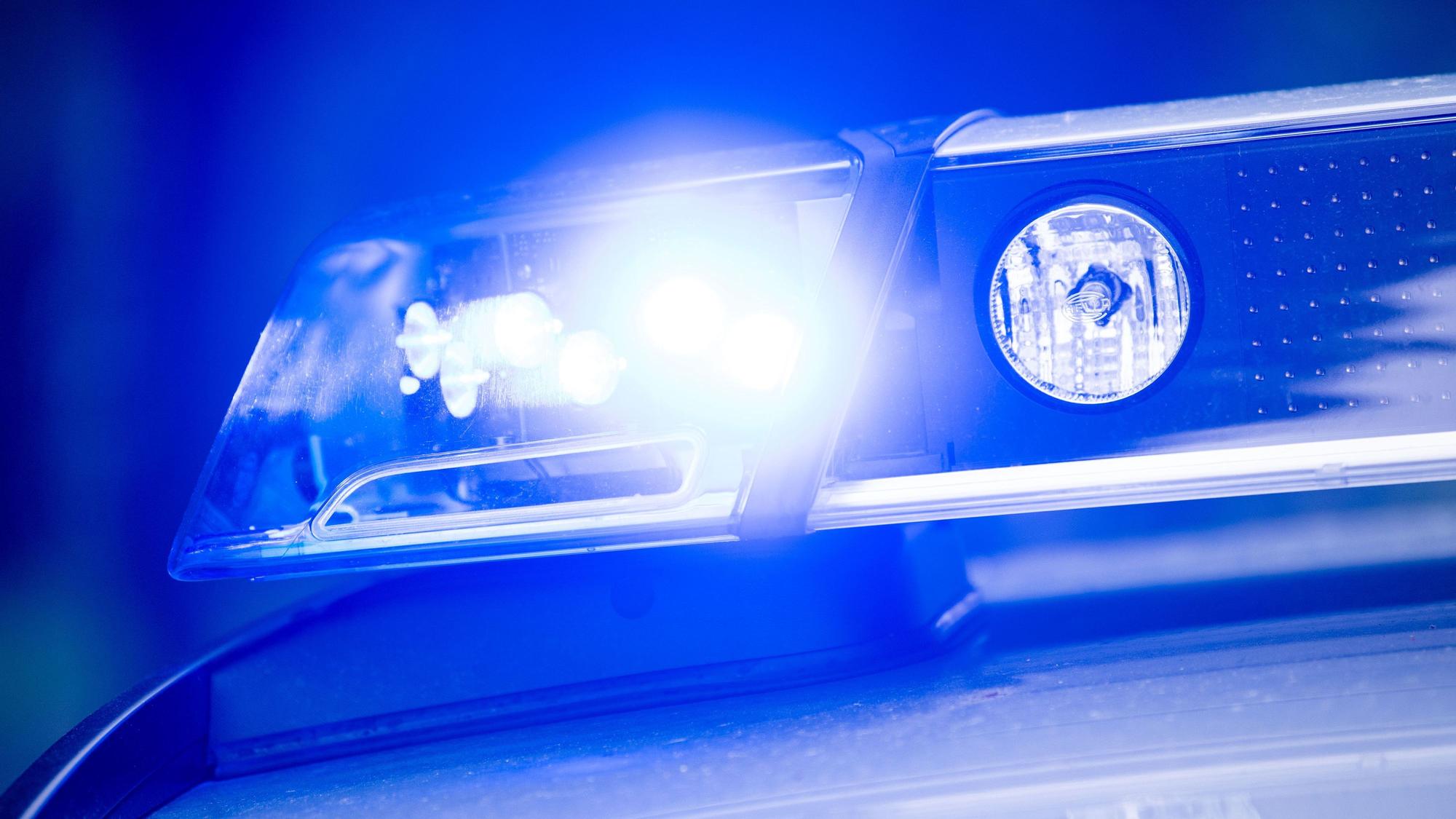 Ein Blaulicht leuchtet an einer Polizeistreife.