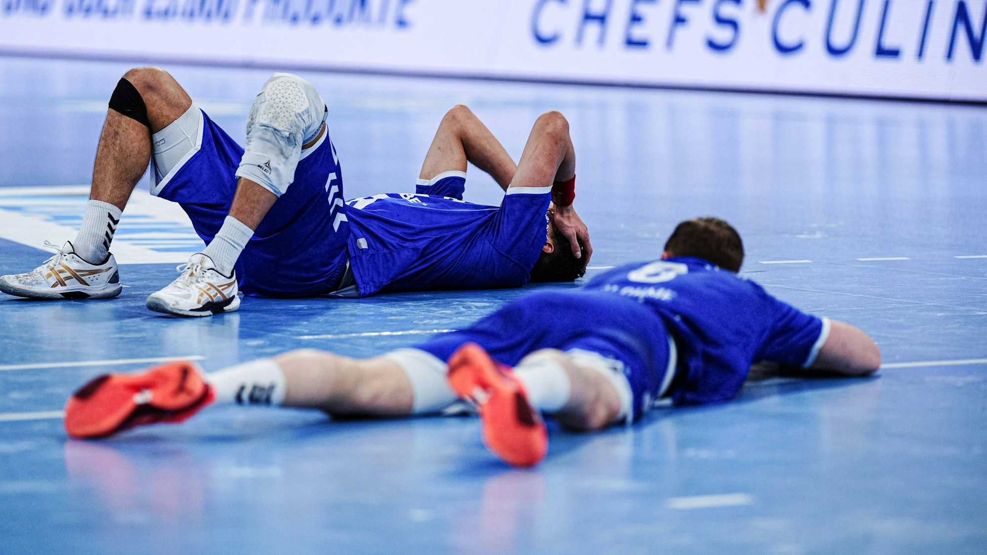 Enttäuscht liegen zwei Handballer des VfL Gummersbach auf dem Hallenboden.