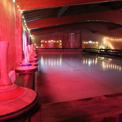 Auf dem Krewelshof gibt es im Winter Eisbahnen zum Schlittschuhlaufen und fürs Eisstockschießen. (Archivbild)