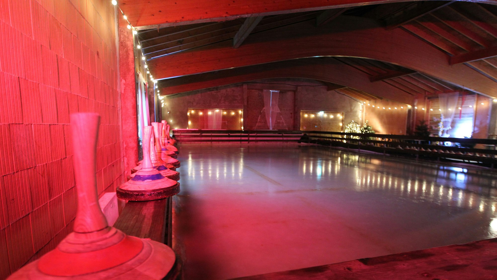 Auf dem Krewelshof gibt es im Winter Eisbahnen zum Schlittschuhlaufen und fürs Eisstockschießen. (Archivbild)